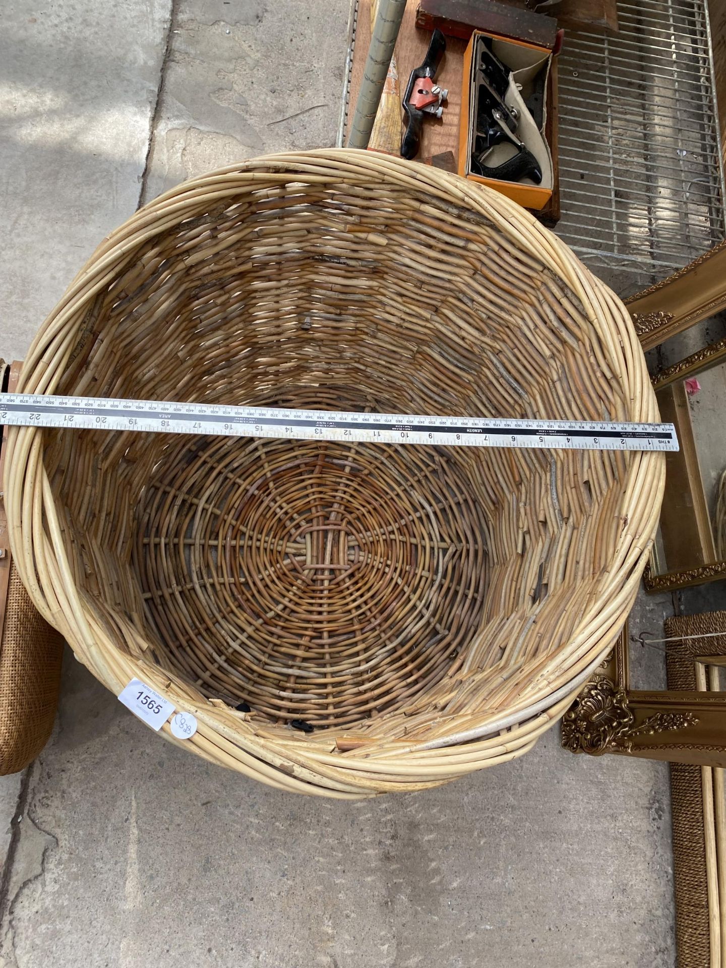 A LARGE WICKER LOG BASKET - Image 3 of 5