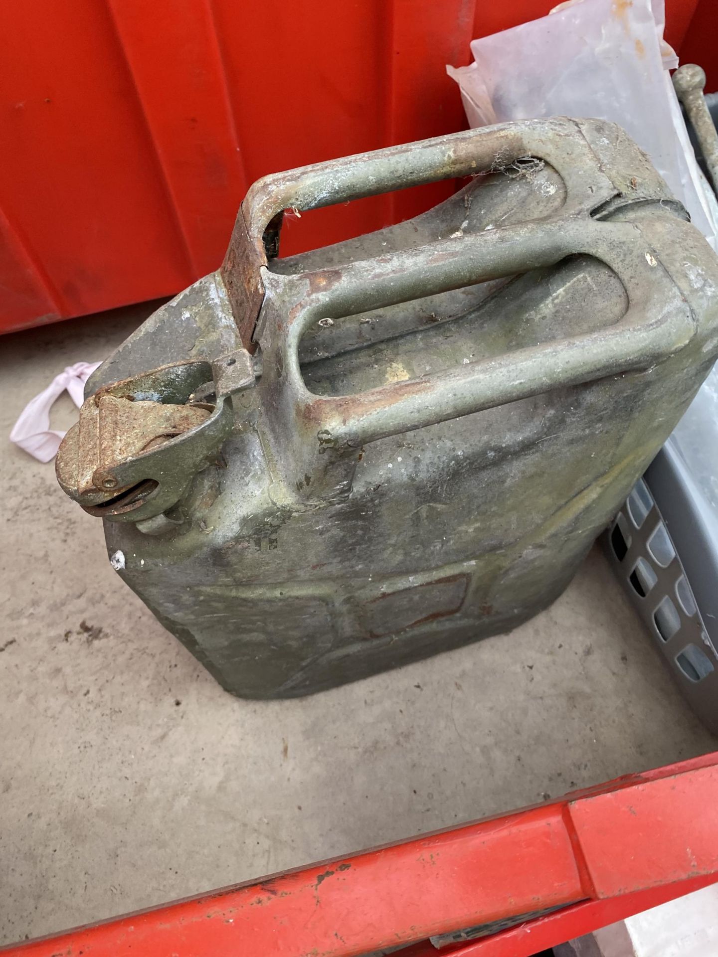 A LARGE ASSORTMENT OF ITEMS TO INCLUDE GALVANISED GATE HINGES AND FITTINGS AND A JERRY CAN ETC - Image 3 of 4