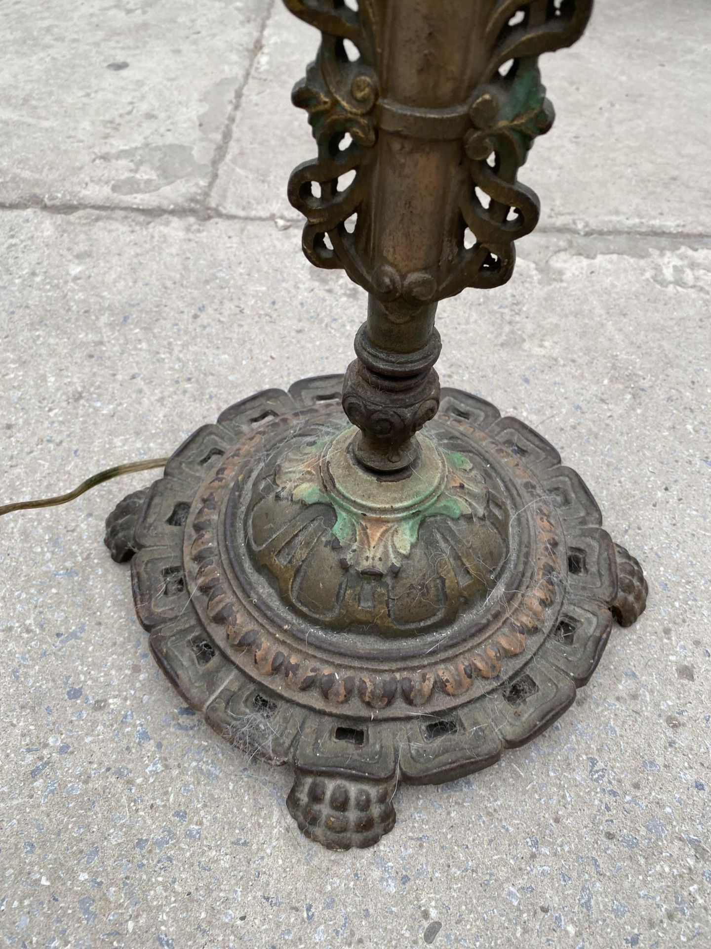A CAST IRON AND BRASS READING LAMP ON CLAW FEET - Image 5 of 5