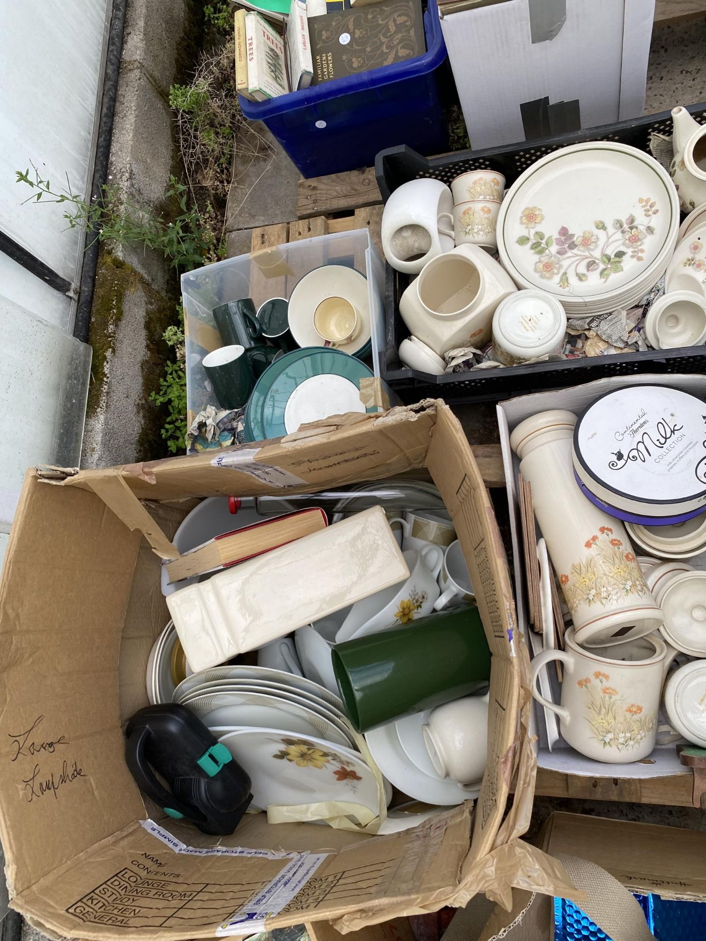 AN ASSORTMENT OF HOUSEHOLD CLEARANCE ITEMS TO INCLUDE CERAMICS AND GLASS WARE ETC - Image 2 of 3