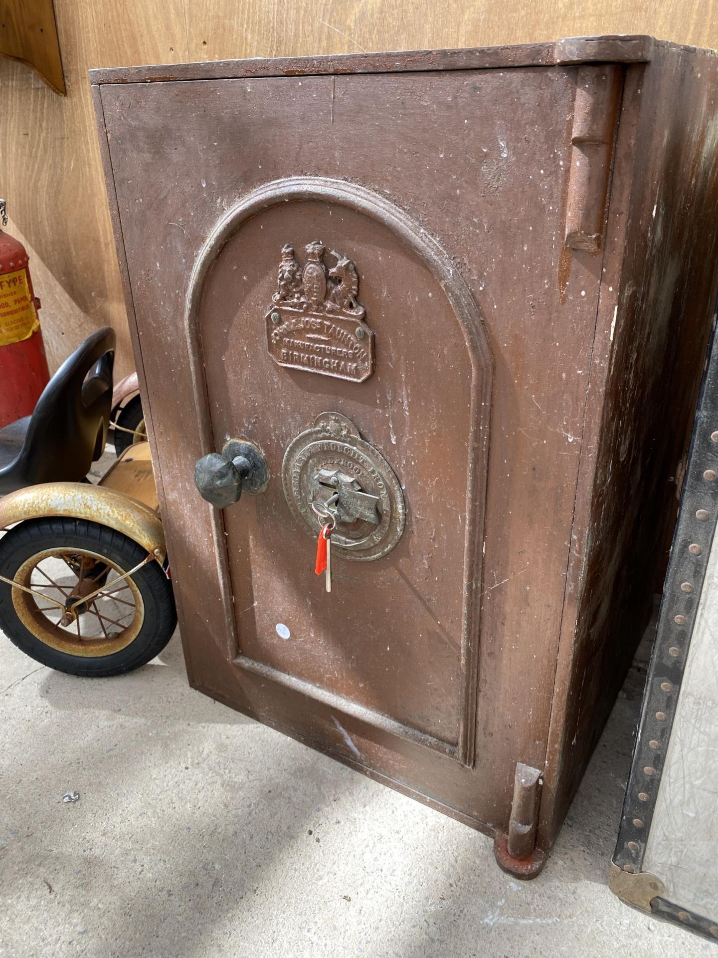 A VINTAGE SAFE WITH KEY BEARING THE NAME PLAQUE 'JOHN AND JOS TAUNTON' BIRMINGHAM - Image 2 of 8
