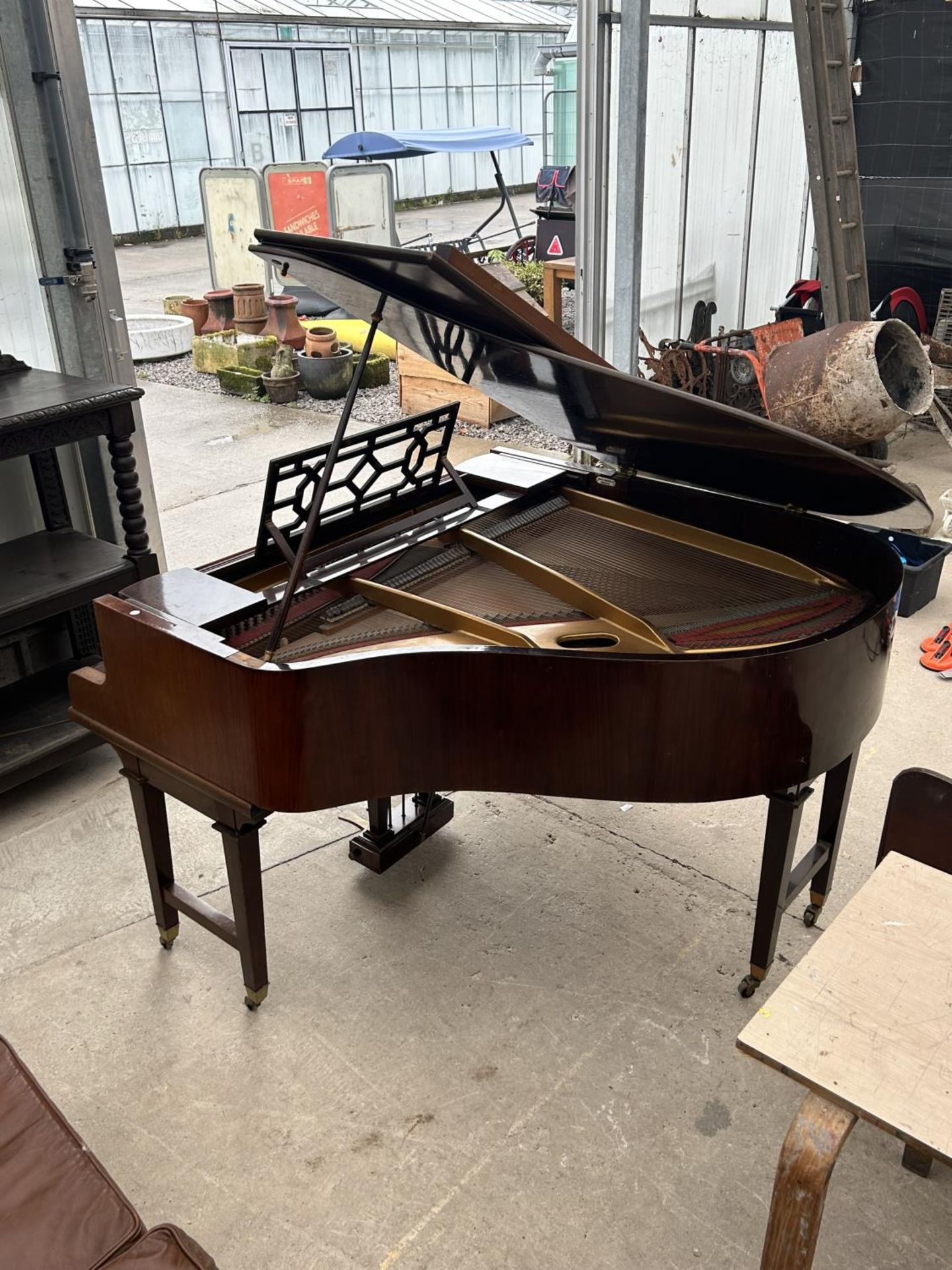 A JOHN BROADWOOD & SONS BOUDOIR GRAND PIANO (NO.52856) ON SIX TAPERING LEGS, WITH BRASS FITTINGS AND - Bild 4 aus 7