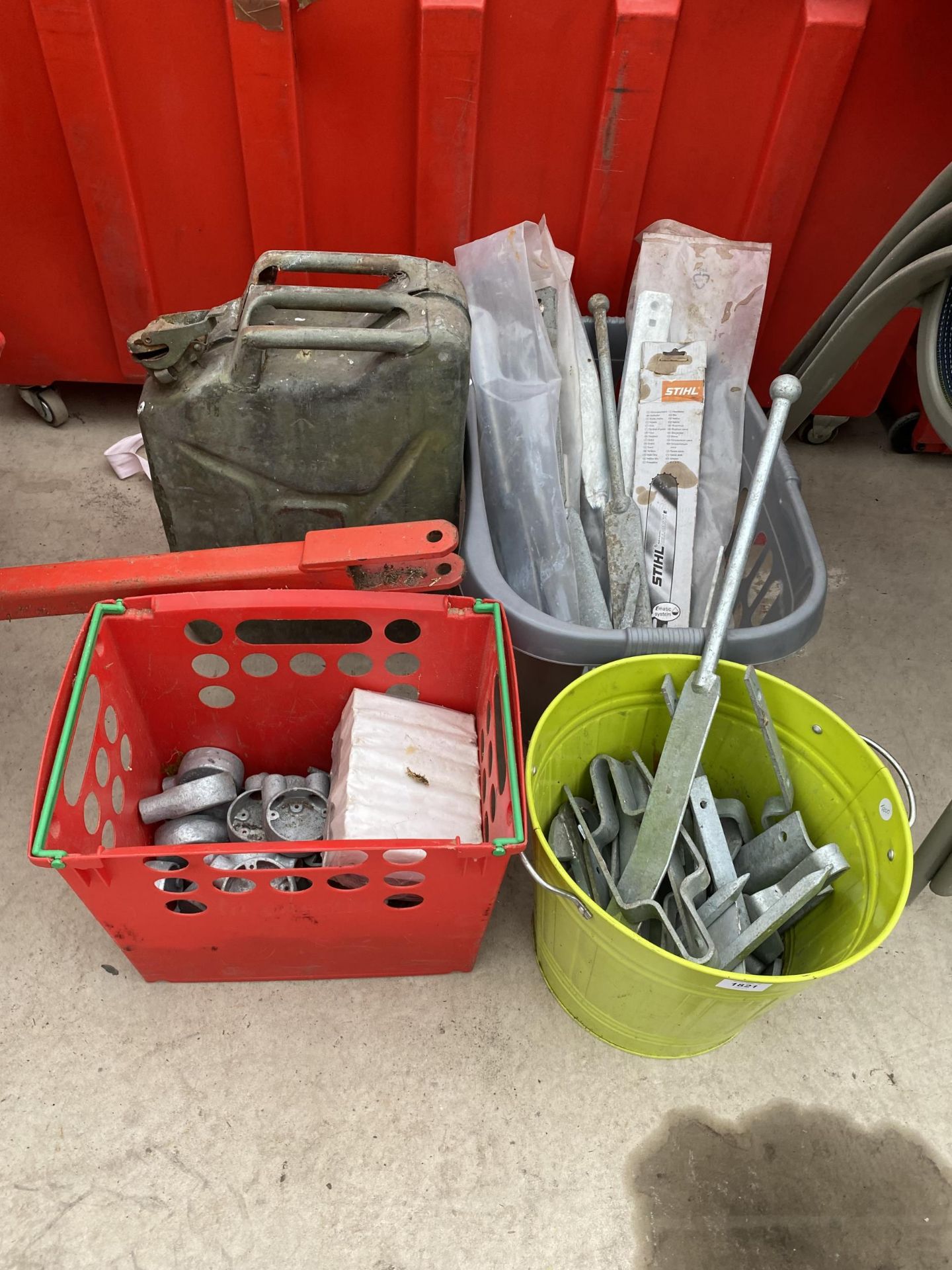 A LARGE ASSORTMENT OF ITEMS TO INCLUDE GALVANISED GATE HINGES AND FITTINGS AND A JERRY CAN ETC