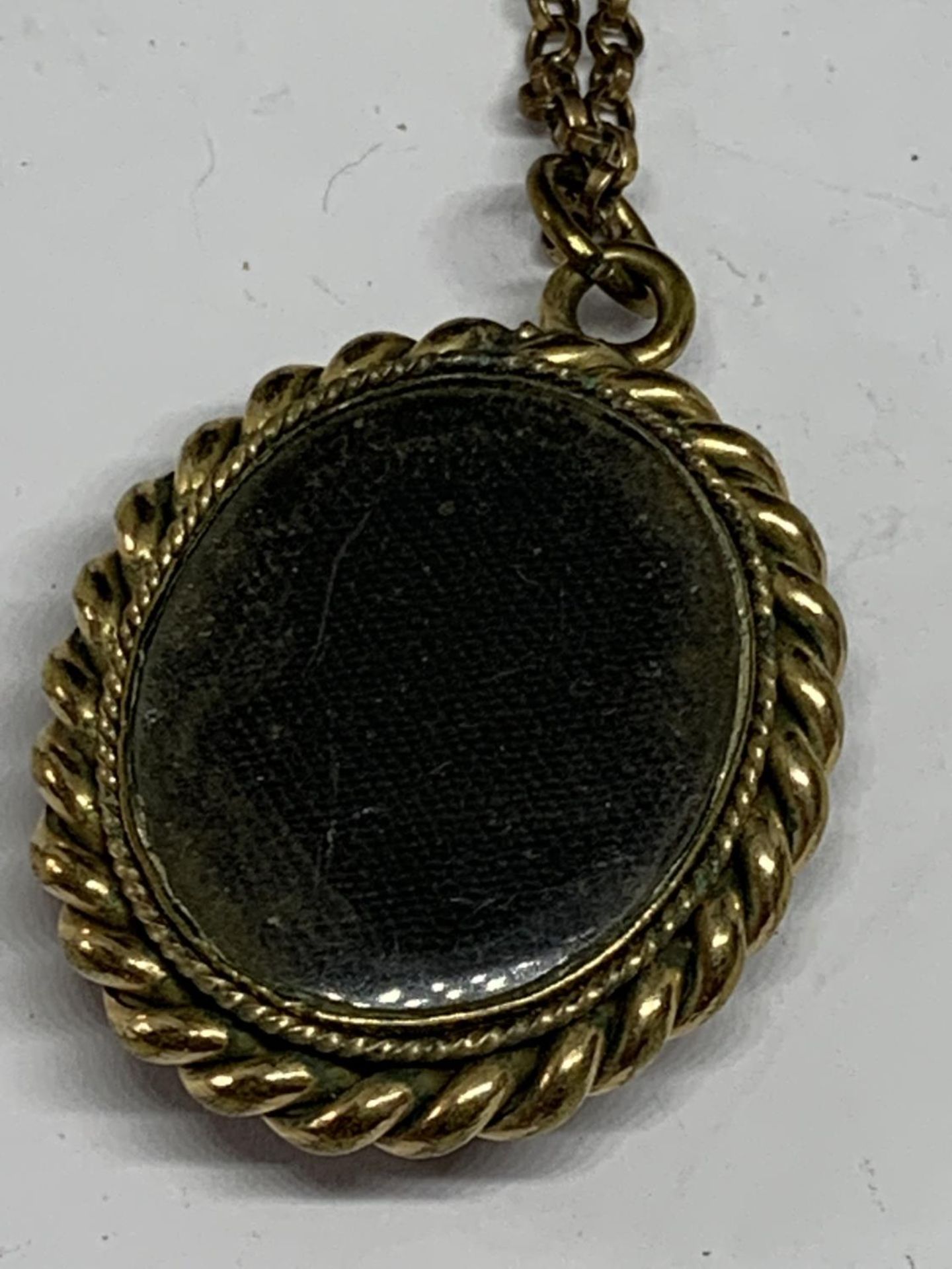 A VICTORIAN LOCKET WITH A CERAMIC FRONT WITH A PICTURE OF A YOUNG BOY - Image 3 of 4