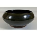 A 1950'S WOLD STUDIO POTTERY HAND THROWN BOWL, DIAMETER 14CM