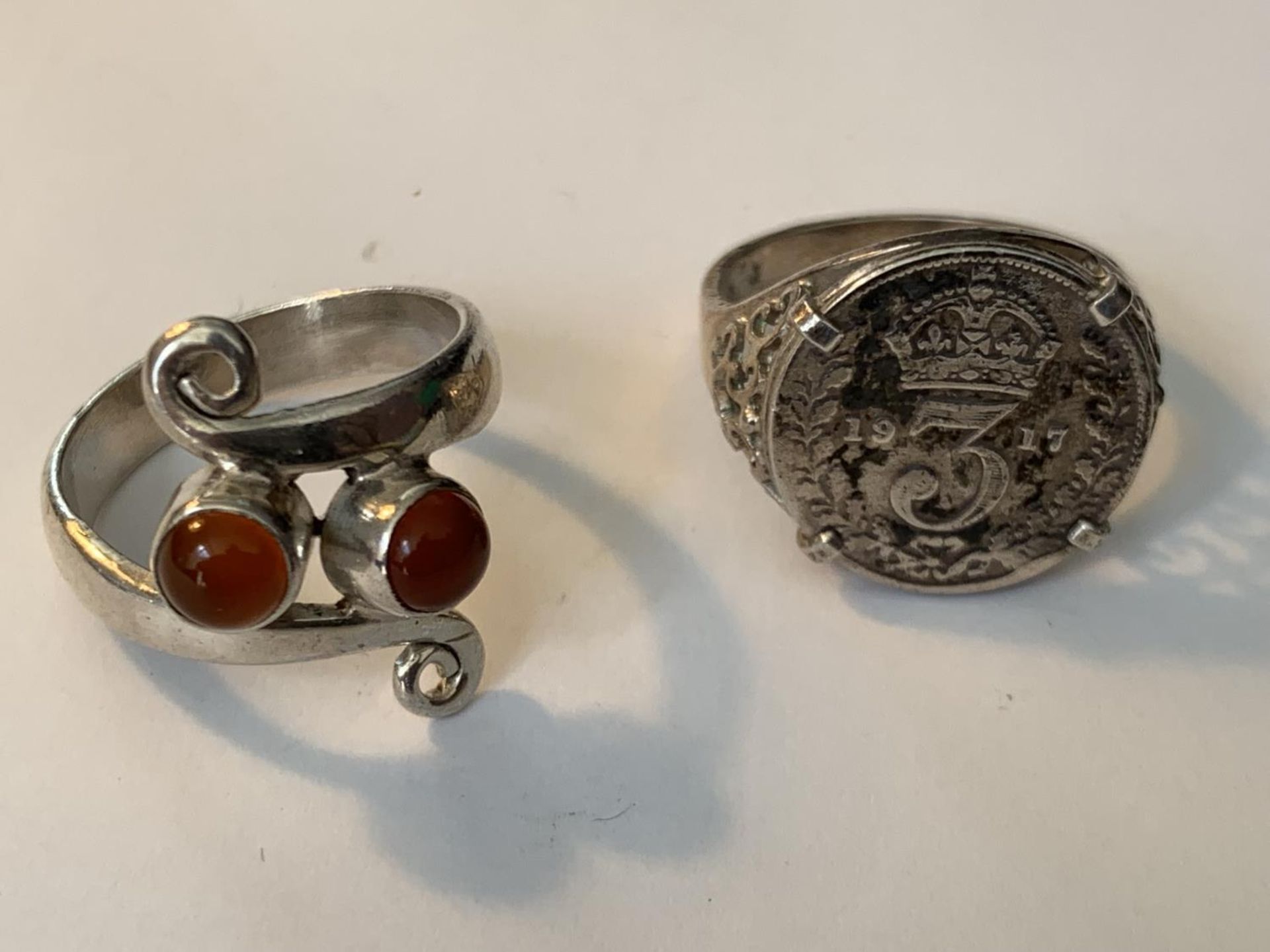 FOUR VARIOUS SILVER RINGS - Bild 3 aus 3