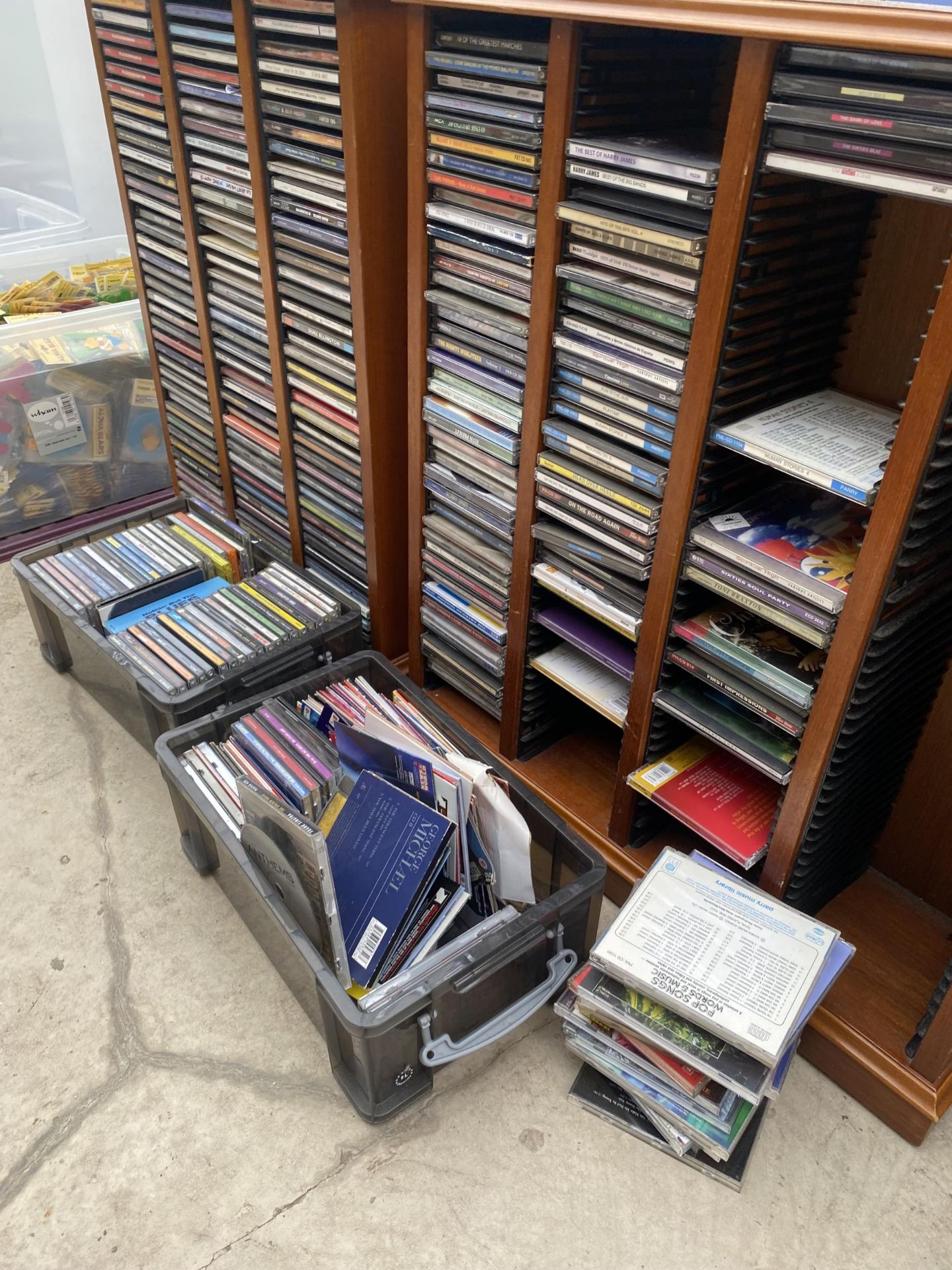 TWO CD RACKS AND A LARGE COLLECTION OF CDS - Bild 2 aus 3