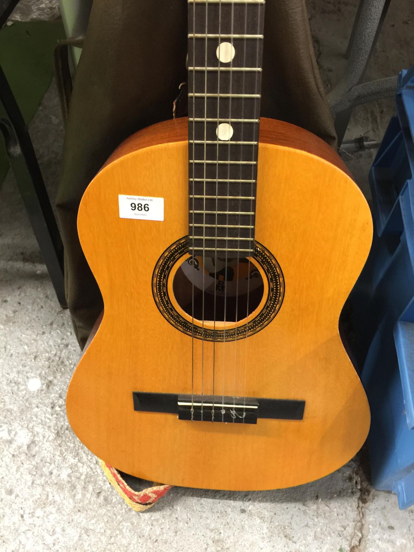 A CHILD'S 'INFANTE' ACCOUSTIC GUITAR WITH CASE - Image 2 of 4