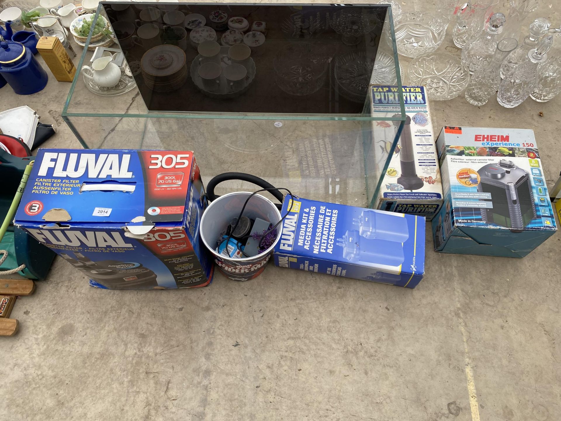 AN ASSORTMENT OF ITEMS TO INCLUDE A FISH TANK, TANK PUMPS AND FILTERS ETC