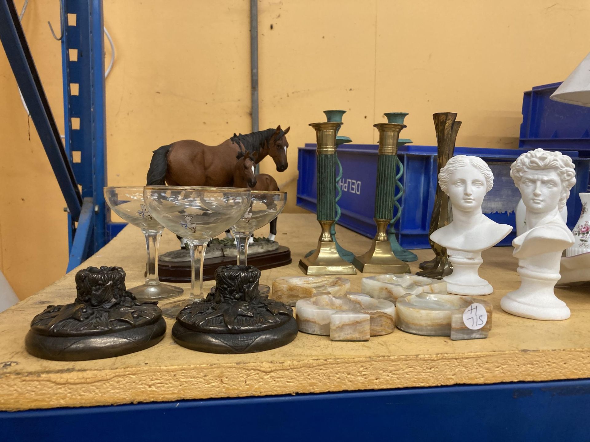 A MIXED LOT TO INCLUDE CLASSICAL STYLE BUSTS, CANDLESTICKS, LENARDO MARE AND FOAL FIGURE, BABYCHAM