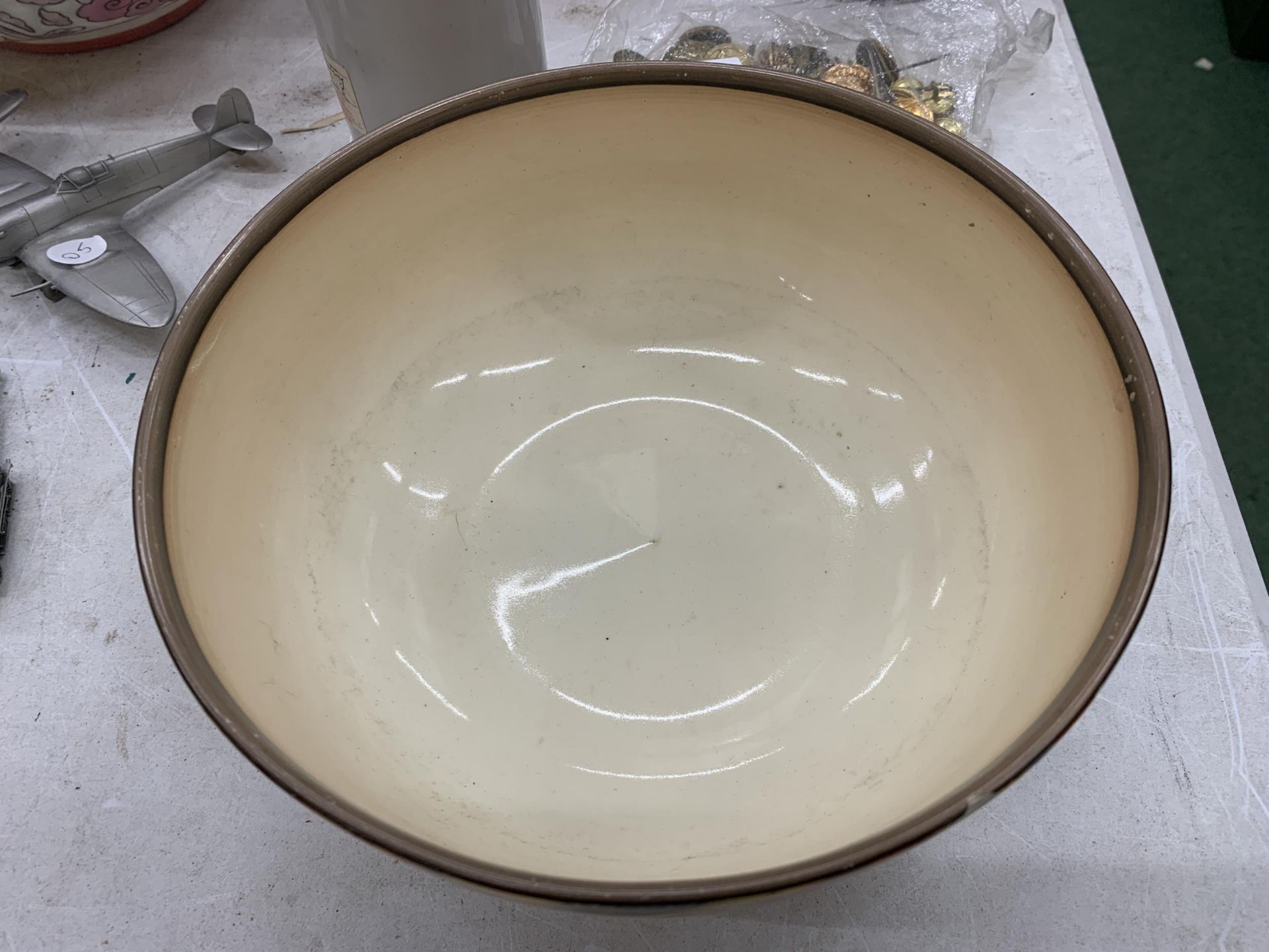 A VINTAGE CLARICE CLIFF BOWL IN THE RHODANTHE PATTERN, DIAMETER 21.5CM - Image 3 of 4