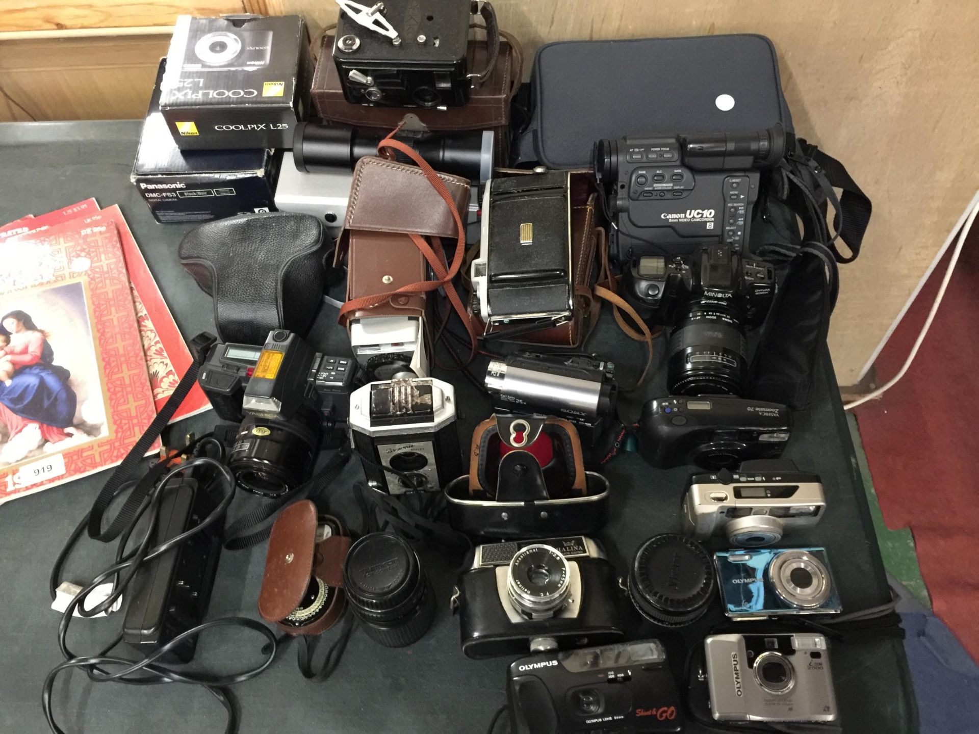 A LARGE QUANTITY OF VINTAGE CAMERAS AND ACCESSORIES TO INCLUDE A MINOLTA HIGH SPEED AF, YASHICA,