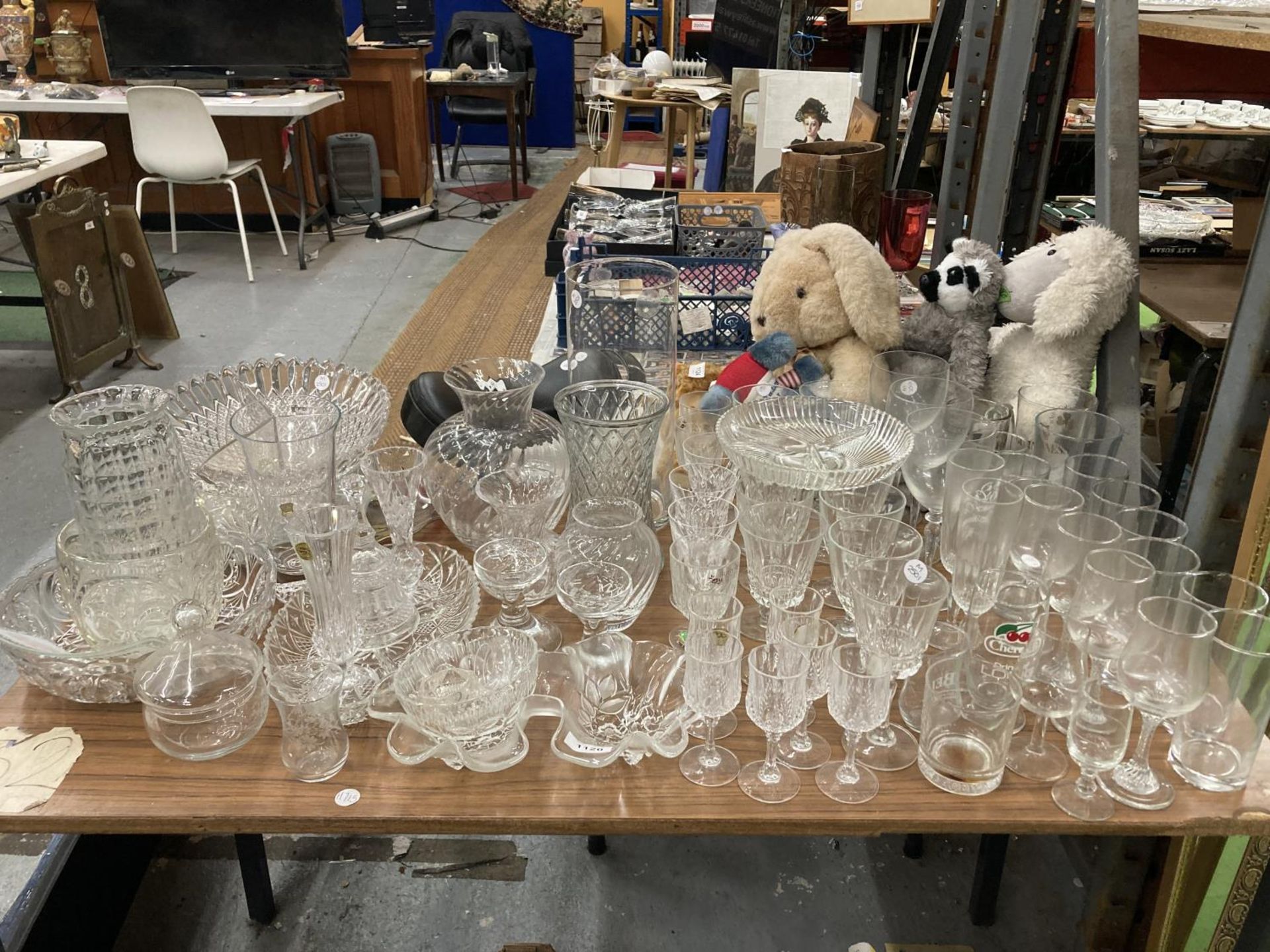 A VERY LARGE QUANTITY OF GLASSWARE TO INCLUDE VASES, BOWLS, WINE, SHERRY, CHAMPAGNE FLUTES, - Image 4 of 4