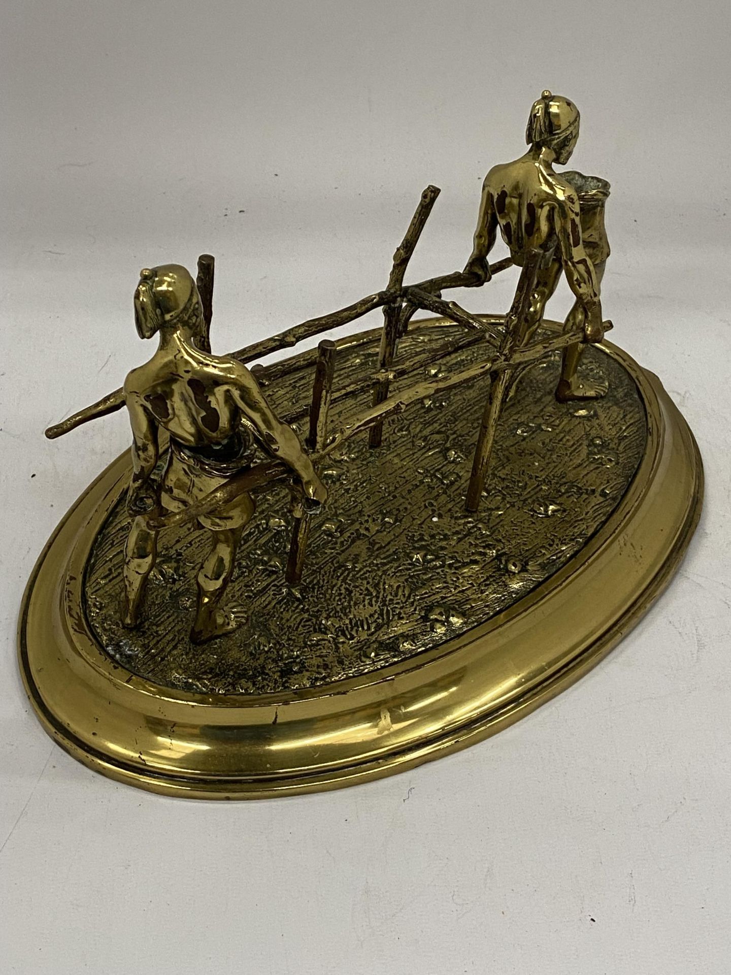 TWO BRASS FIGURES CARRYING A STRETCHER ON A BRASS BASE - Bild 4 aus 4