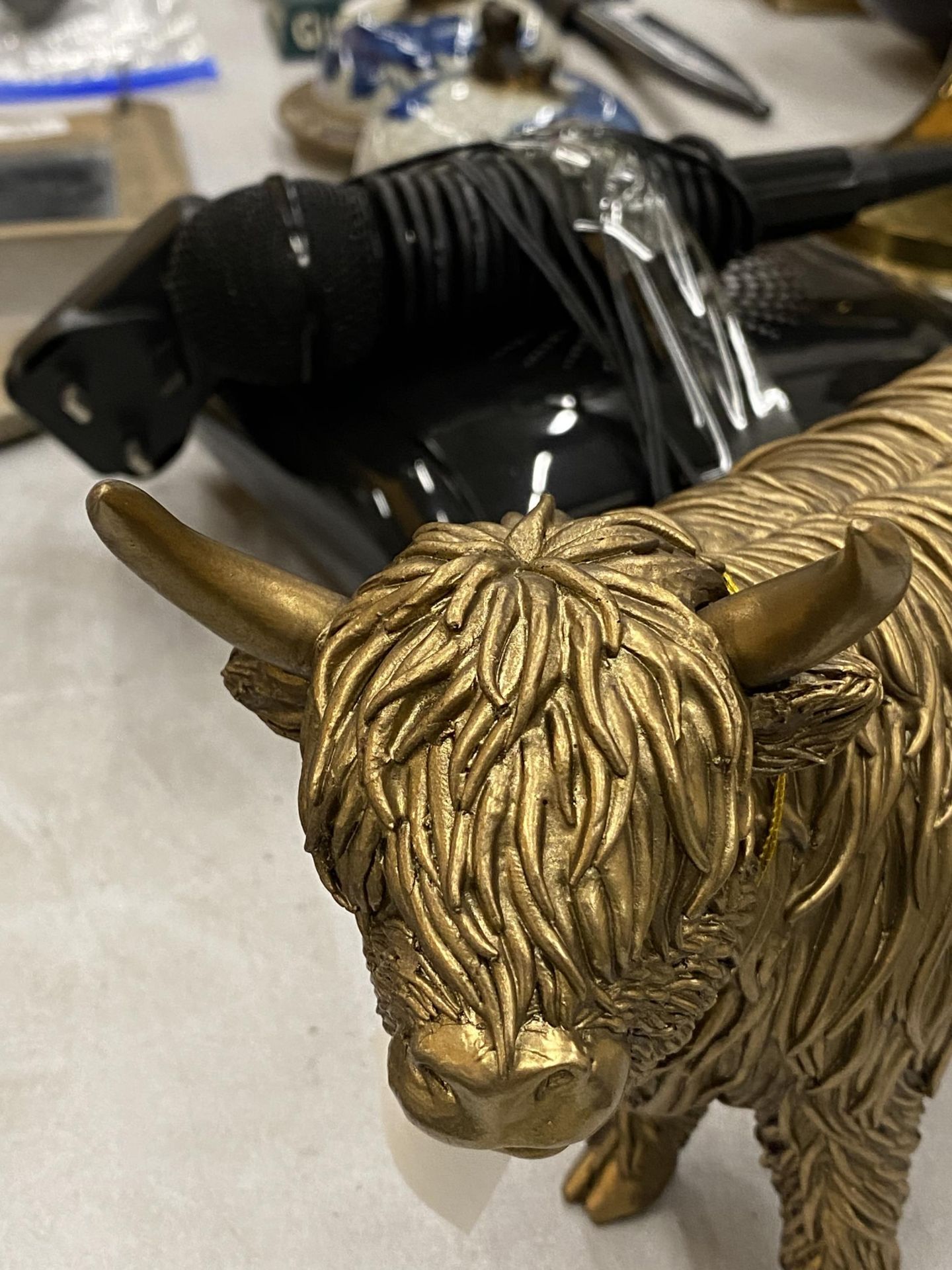A GOLD COLOURED MODEL OF A HIGHLAND COW BY LEONARDO REFLECTIONS PLUS A BOXED ATLAS EDITIONS - Image 4 of 5