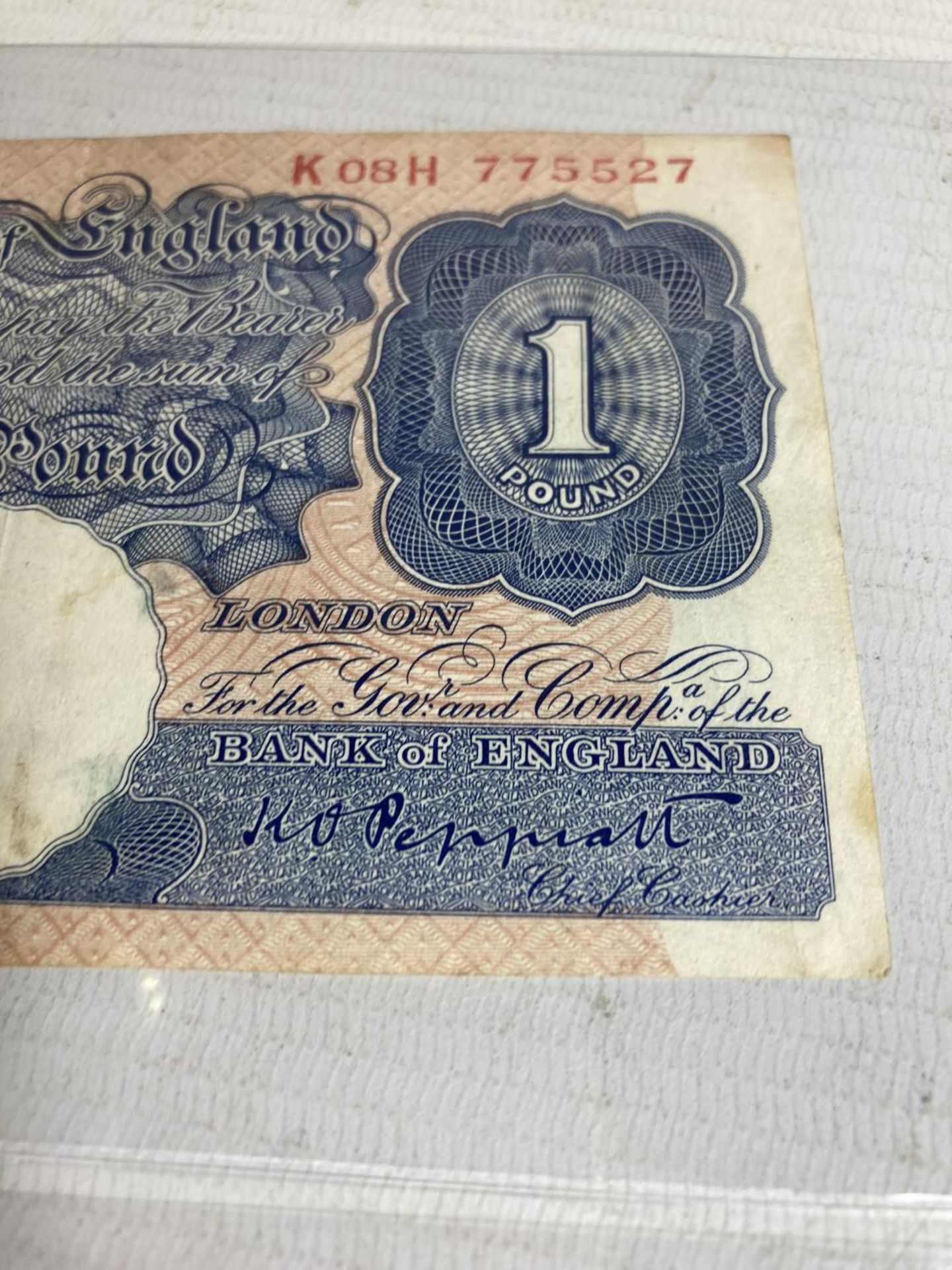 TWO BANK OF ENGLAND ONE POUND NOTES SIGNED PEPPIATT (1934-1949) - Bild 5 aus 6