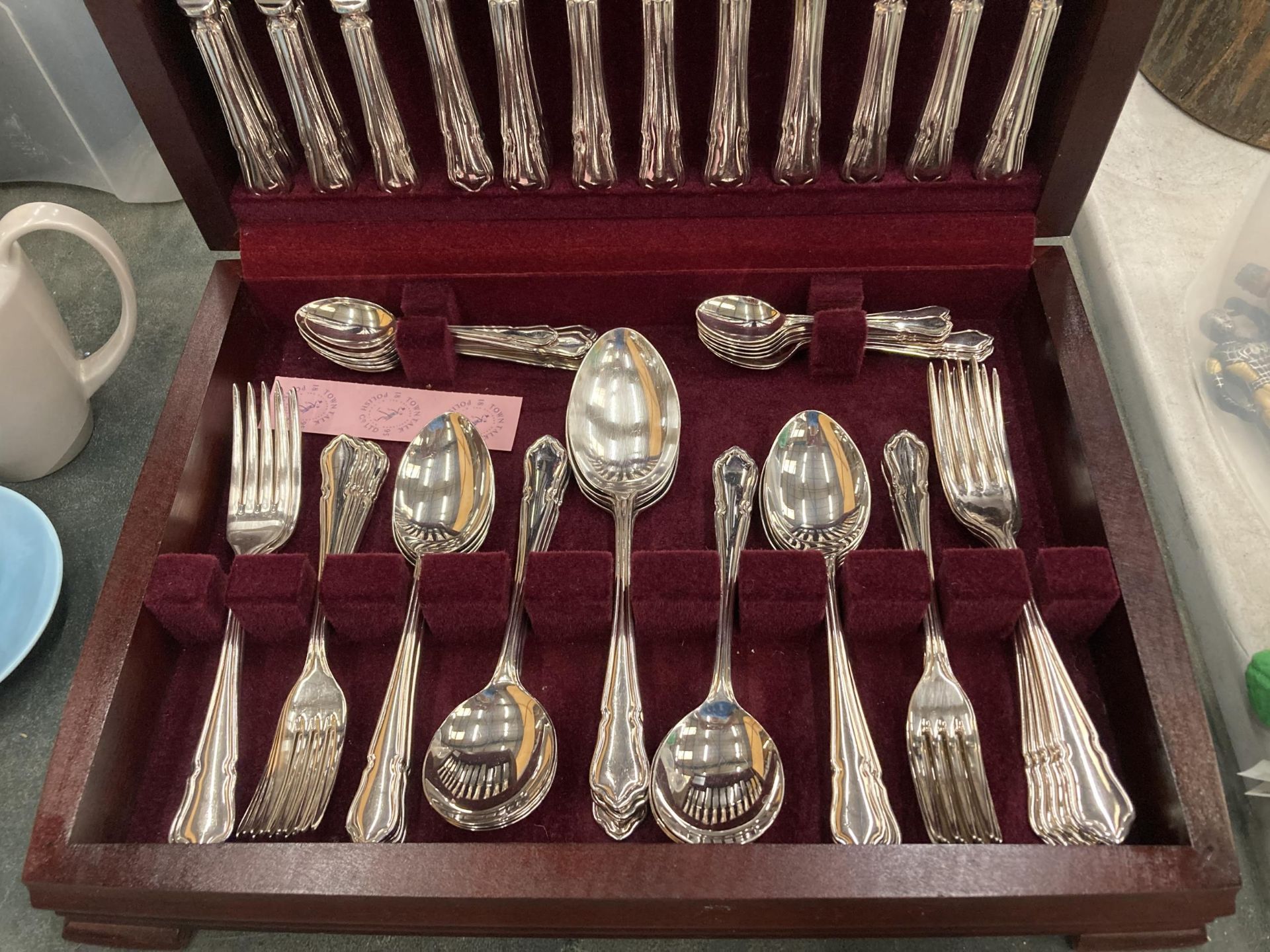 AN ONEIDA CANTEEN OF CUTLERY IN A WOODEN BOX - Image 2 of 4