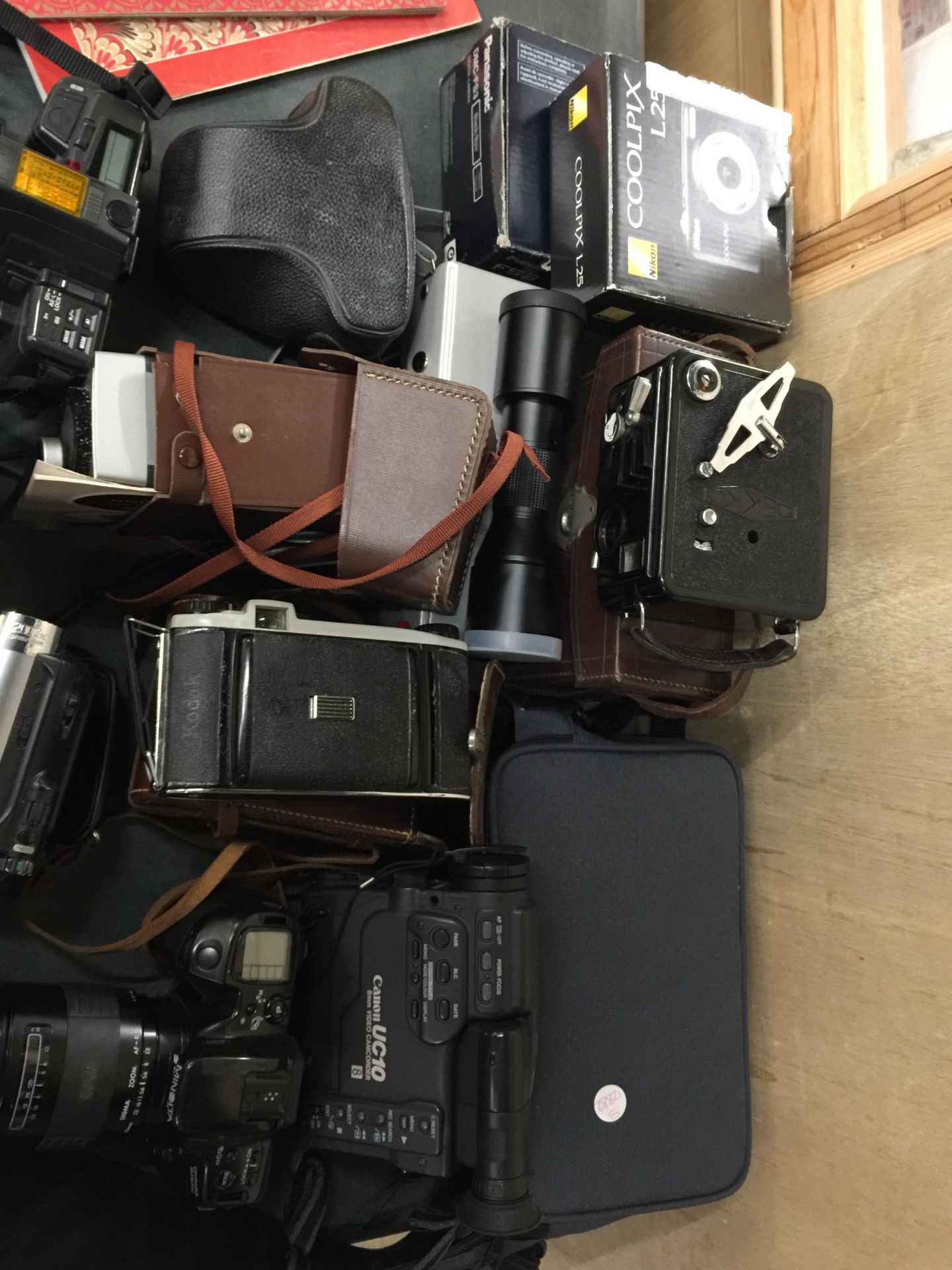 A LARGE QUANTITY OF VINTAGE CAMERAS AND ACCESSORIES TO INCLUDE A MINOLTA HIGH SPEED AF, YASHICA, - Image 4 of 5