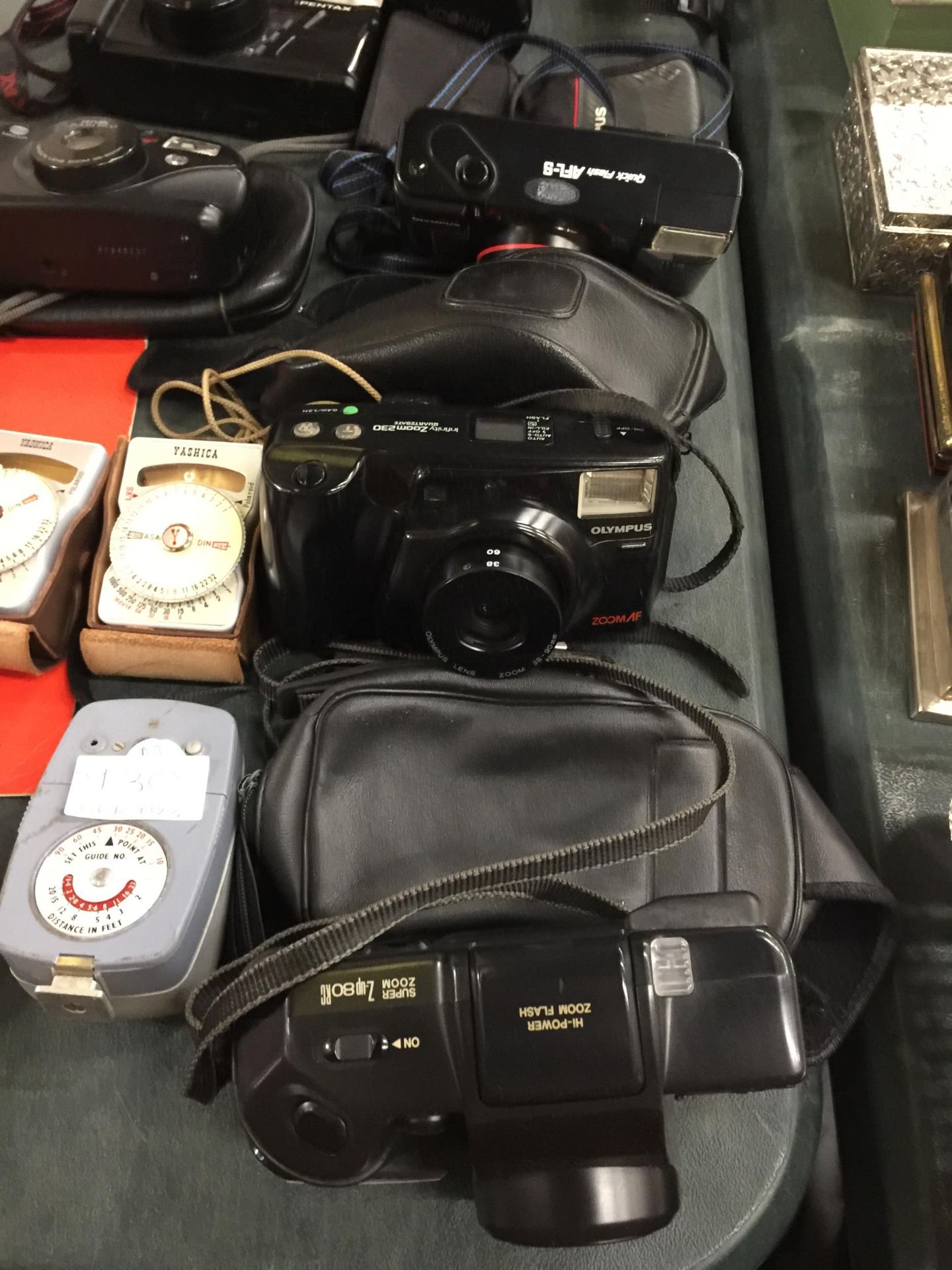 A QUANTITY OF CAMERAS AND ACCESSORIES TO INCLUDE A KONICA SUPER ZOOM, OLYMPUS INFINITY ZOOM 230, - Image 4 of 5