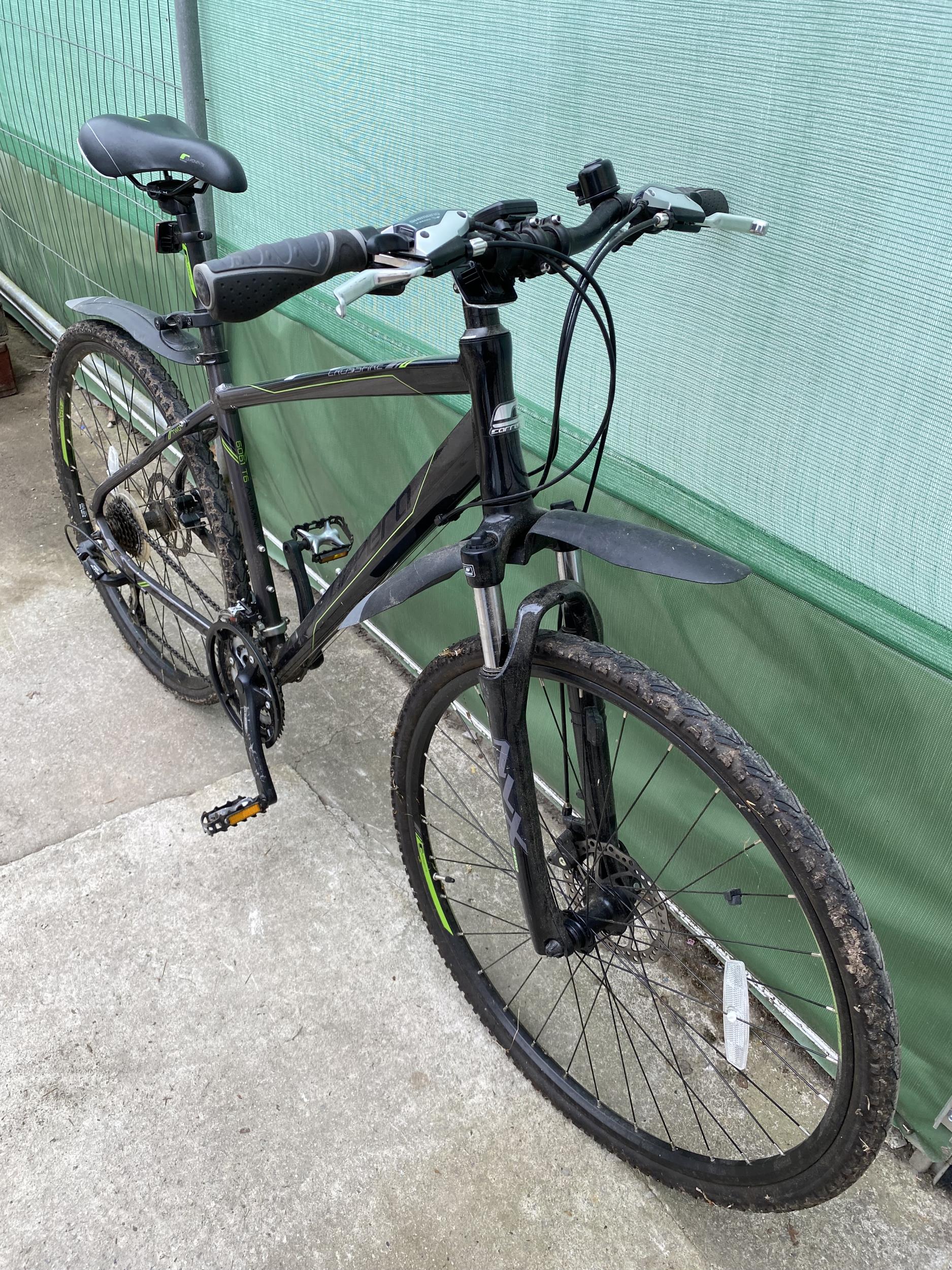 A CARRERA CROSSFIRE GENTS MOUNTAIN BIKE WITH FRONT SUSPENSION, DISC BRAKES AND 21 SPEED SHIMANO GEAR - Image 3 of 3