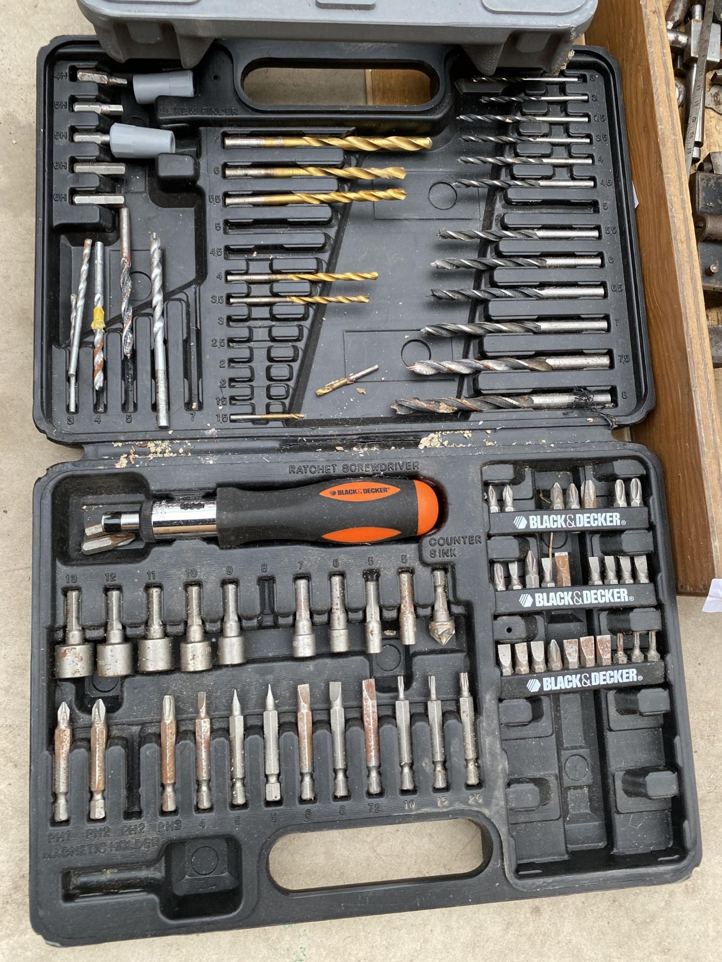 AN ASSORTMENT OF TOOLS TO INCLUDE DRILL BITS AND SET SQUARES ETC - Image 3 of 5
