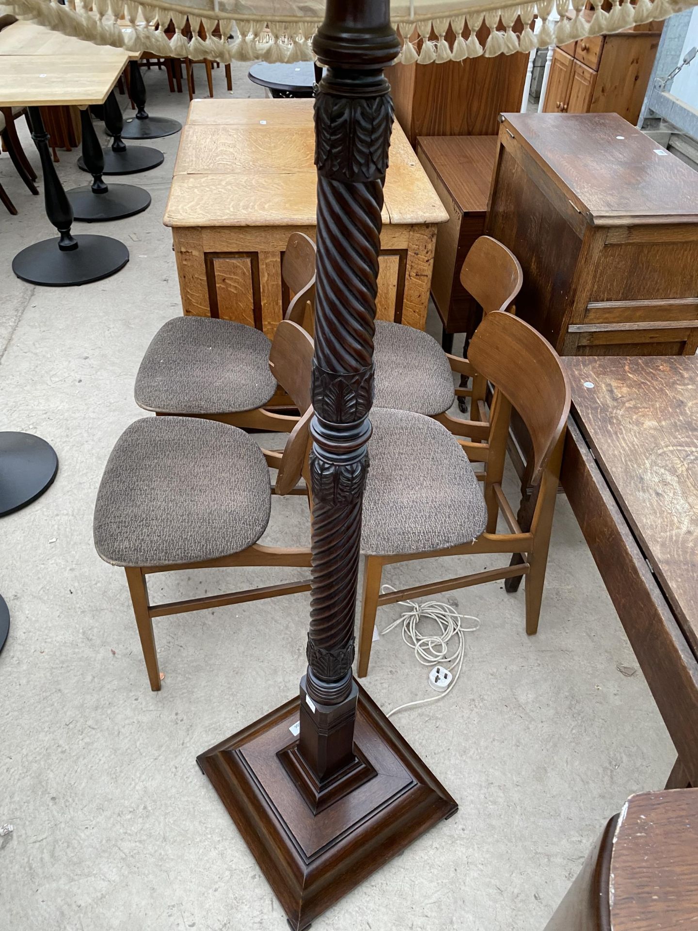 A MID 20TH CENTURY MAHOGANY STANDARD LAMP WITH TURNED AND KNURLED COLUMN, COMPLETE WITH SHADE - Image 2 of 4