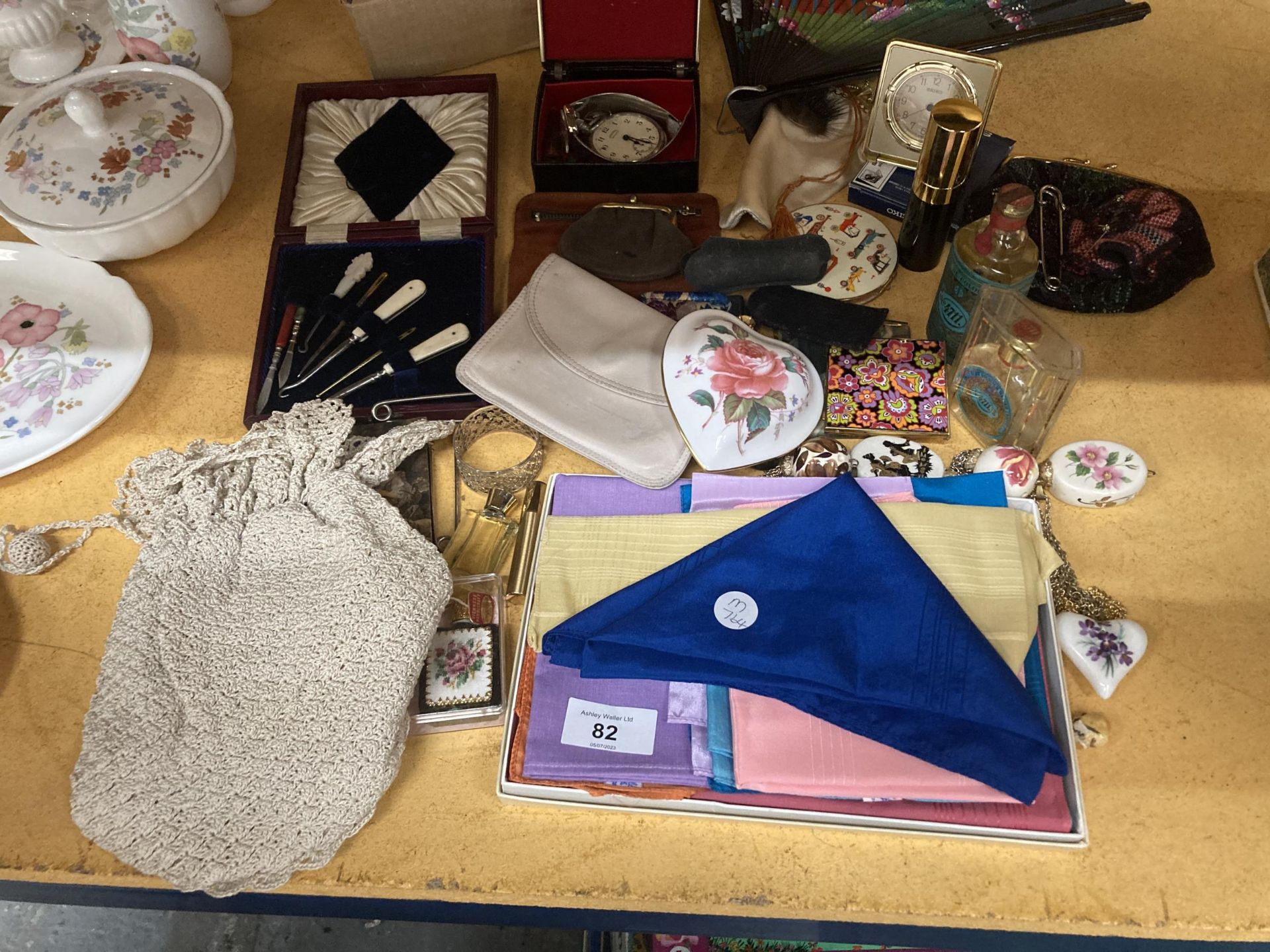 A MIXED LOT TO INCLUDE FANS, POCKET WATCH, COSTUME JEWELLERY ETC - Image 2 of 3