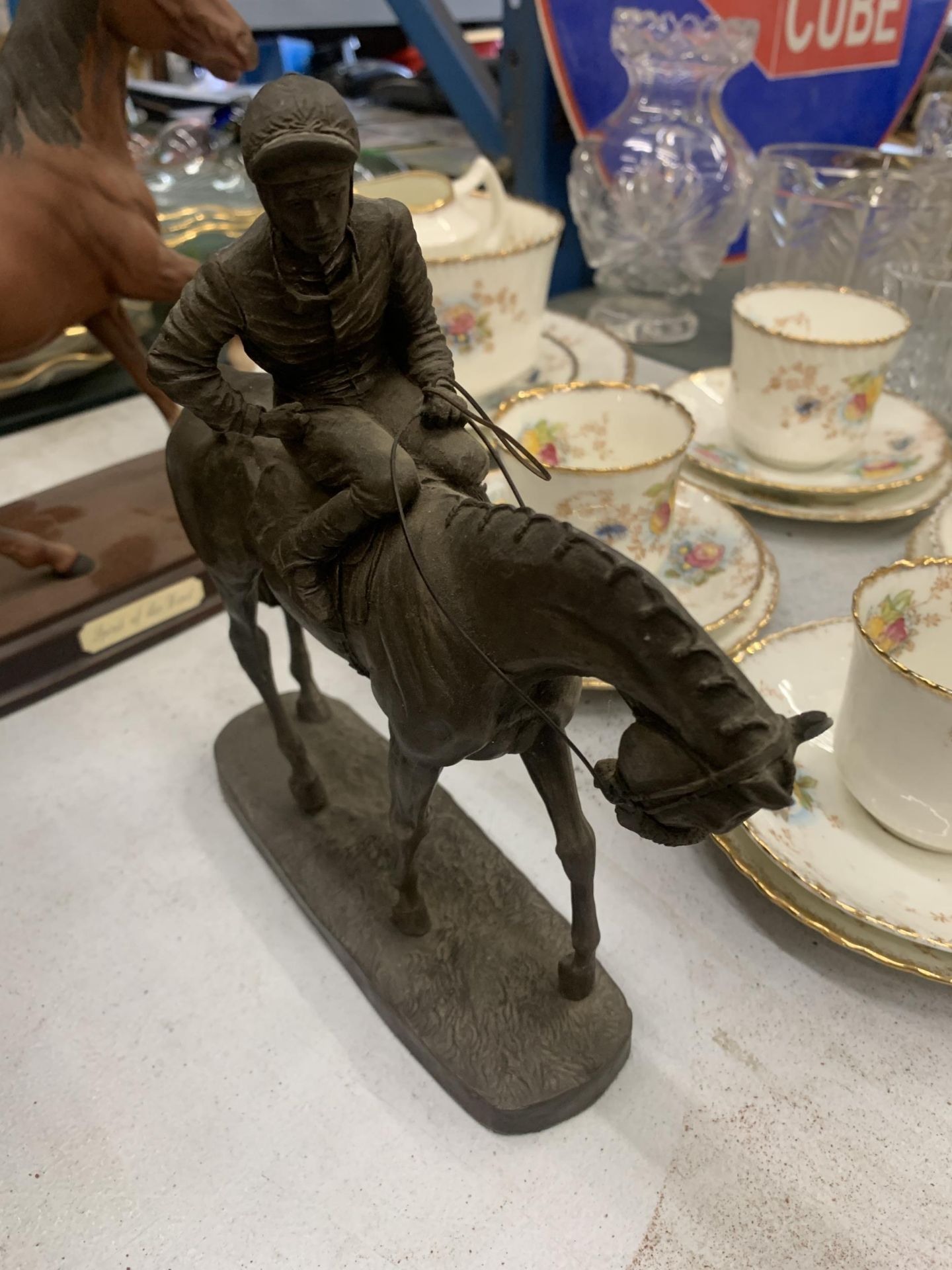 TWO HORSE RELATED ITEMS - RESIN HORSE AND JOCKEY AND A SPIRIT OF THE WIND EXAMPLE ON WOODEN PLINTH - Bild 3 aus 5