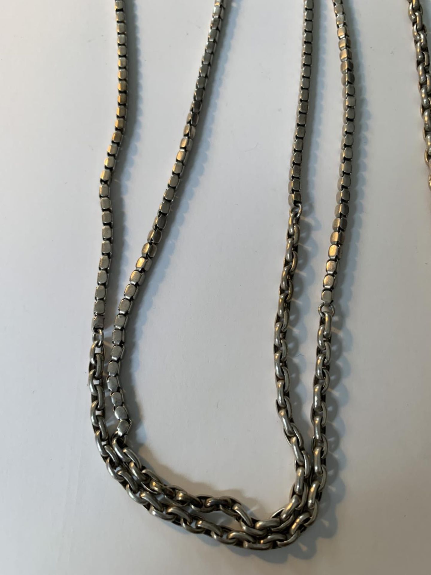 A MUFF CHAIN WITH TWO DESIGNS LENGTH 60 INCHES - Bild 3 aus 4