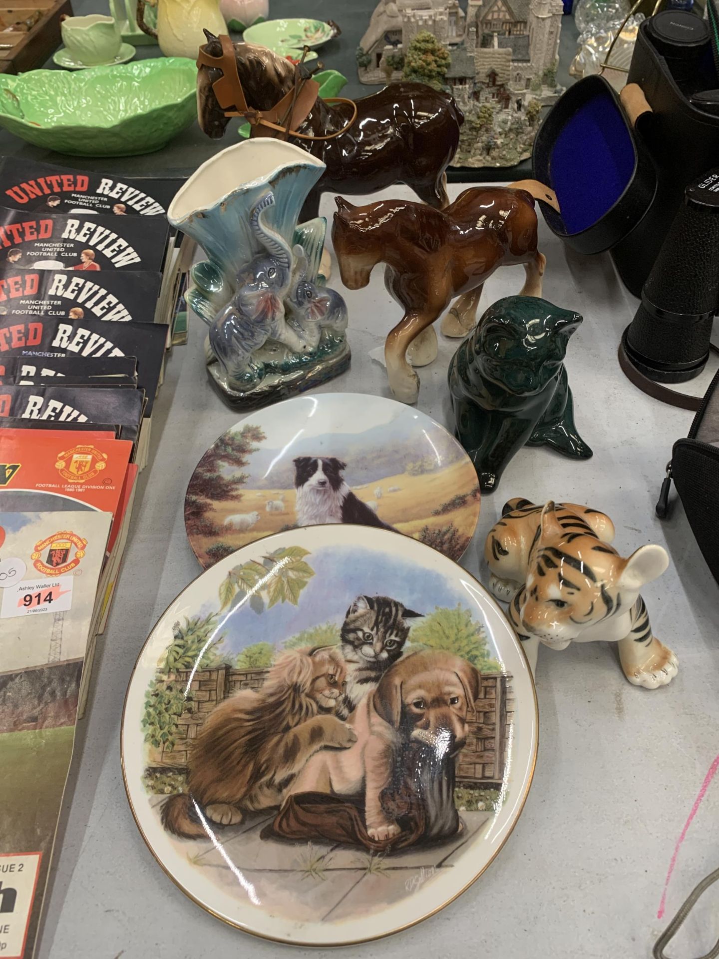 A MIXED GROUP OF CERAMICS TO INCLUDE RUSSIAN TIGER FIGURE, HORSE MODELS, ROYAL ALBERT PLATES ETC