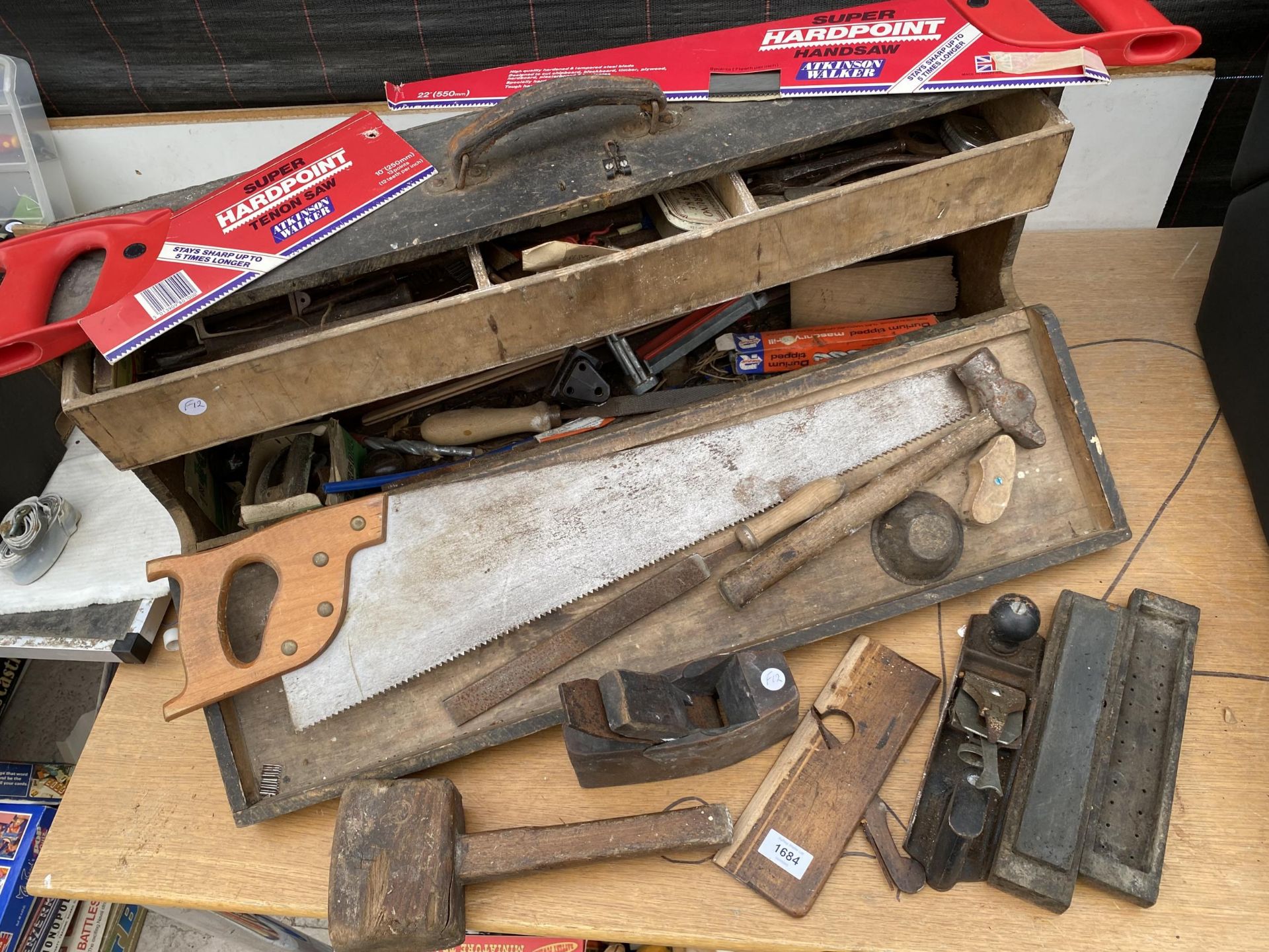 AN ASSORTMENT OF VINTAGE TOOLS TO INCLUDE WOOD PLANES AND HAMMERS ETC - Bild 2 aus 3