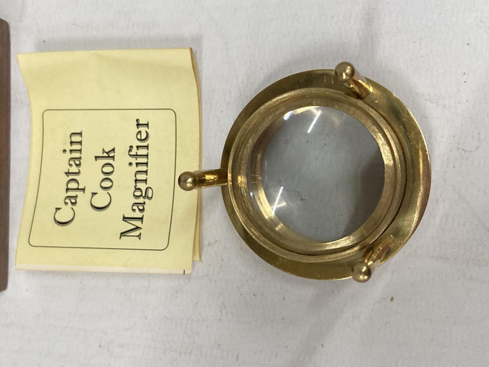 A 'CAPTAIN COOK' BRASS MAGNIFYING GLASS IN A WOODEN BOX - Image 3 of 4