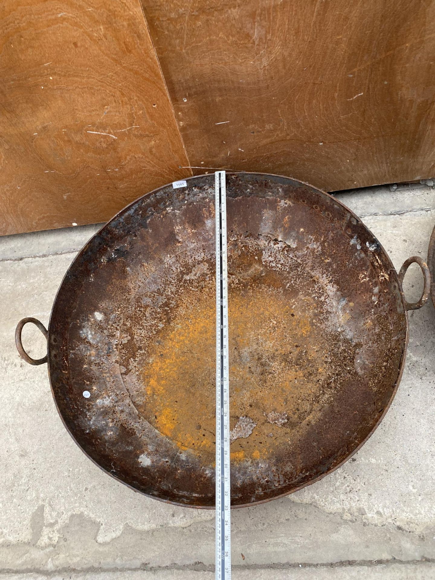 A LARGE STEEL FIRE PIT BOWL - Image 3 of 4
