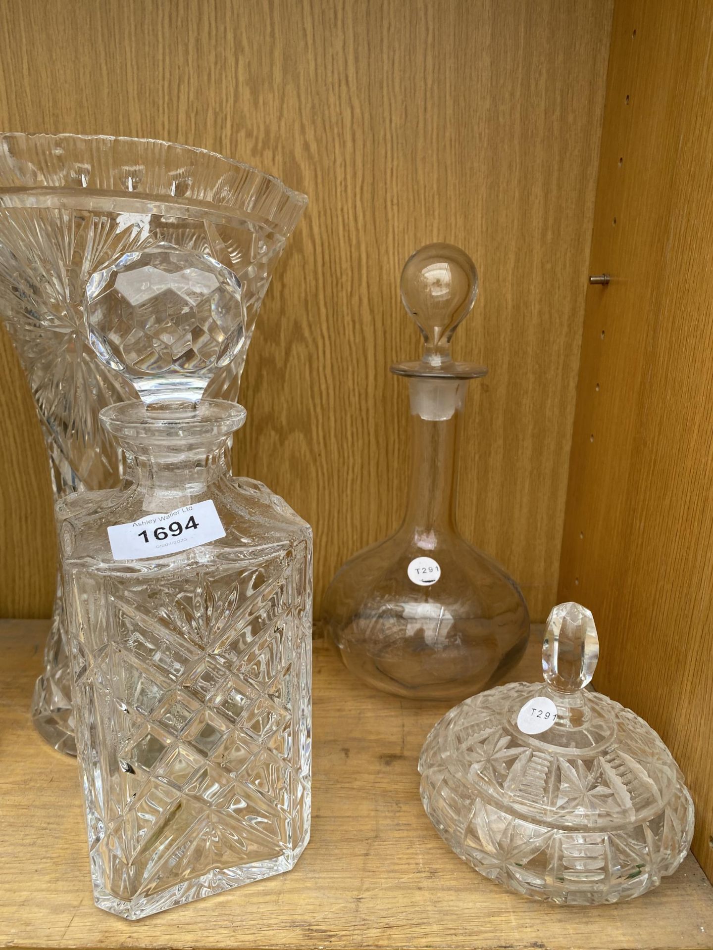 AN ASSORTMENT OF CUT GLASS ITEMS TO INCLUDE DECANTORS AND VASES ETC - Image 3 of 3