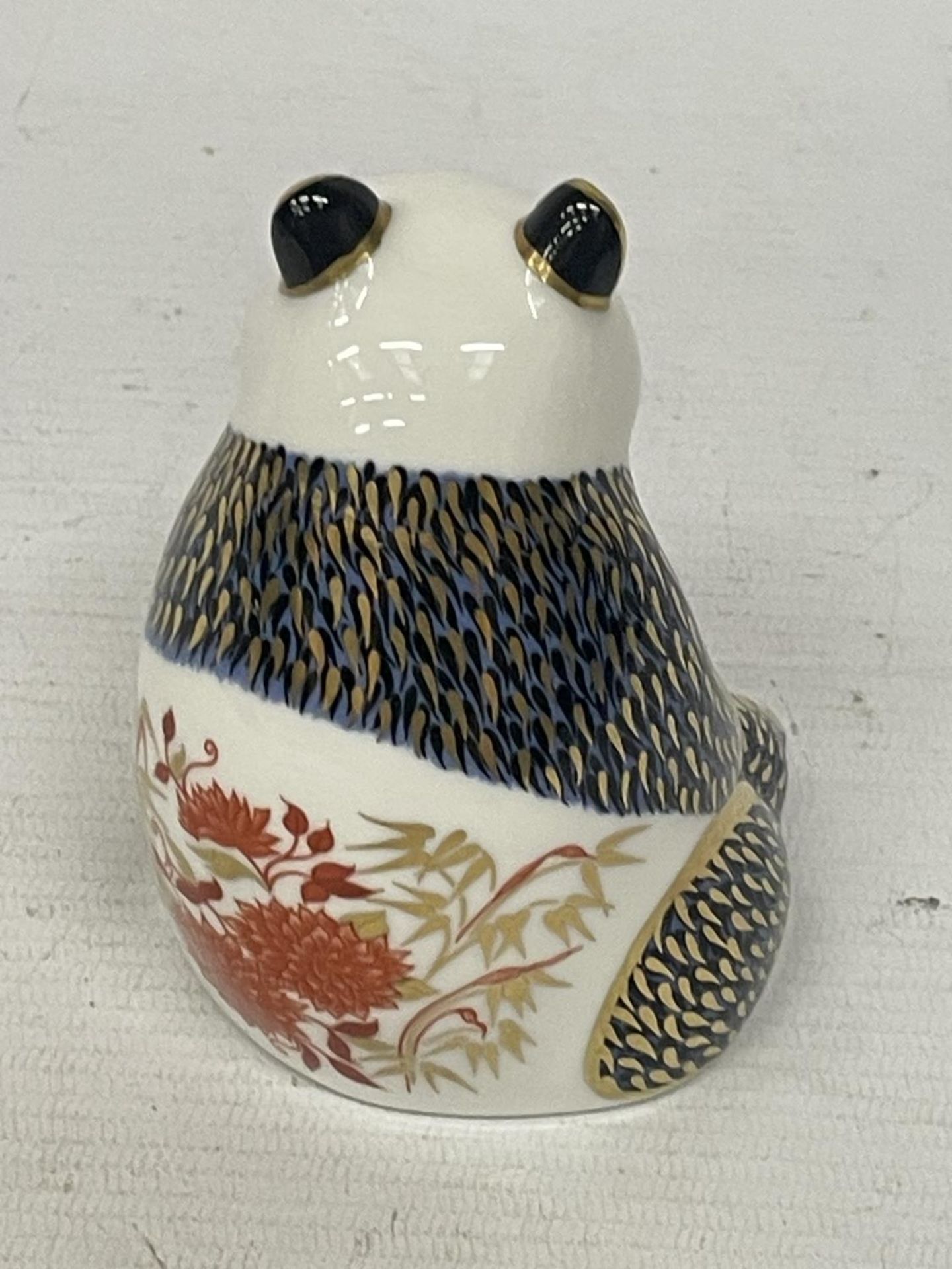 A ROYAL CROWN DERBY IMARI PANDA WITH SILVER STOPPER - Image 2 of 3