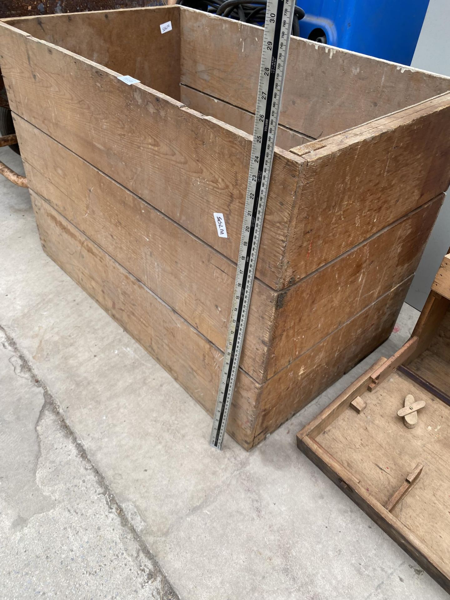 A LARGE WOODEN CRATE - Image 3 of 4