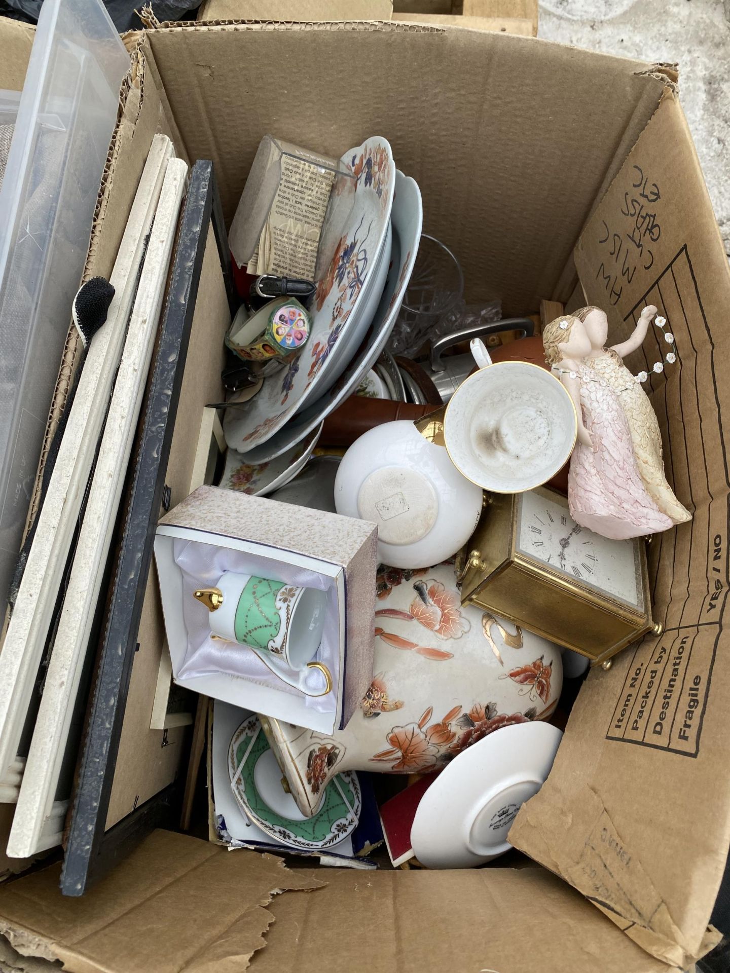 AN ASSORTMENT OF HOUSEHOLD CLEARANCE ITEMS TO INCLUDE CERAMICS AND GLASS WARE ETC - Image 2 of 4