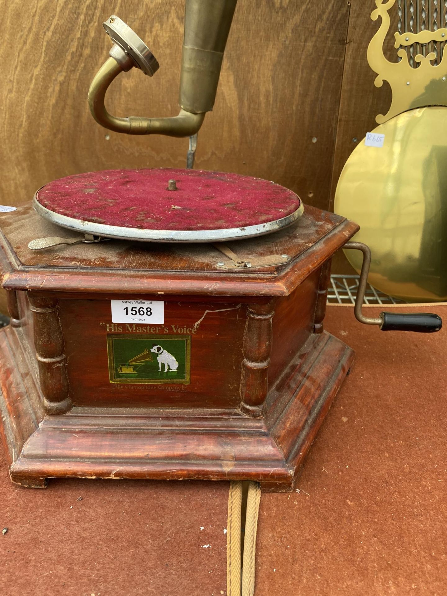 A VINTAGE 'HIS MASTERS VOICE' GRAMOPHONE - Bild 2 aus 5