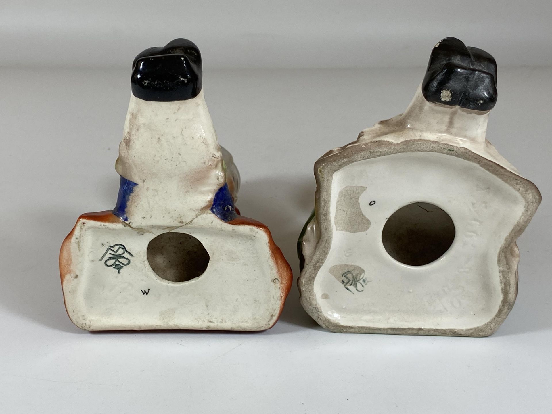 A PAIR OF EARLY 1930'S HUMMEL POTTERY NURSERY BOOKENDS OF A BOY AND GIRL, BOY A/F, HEIGHT 13CM - Bild 3 aus 4