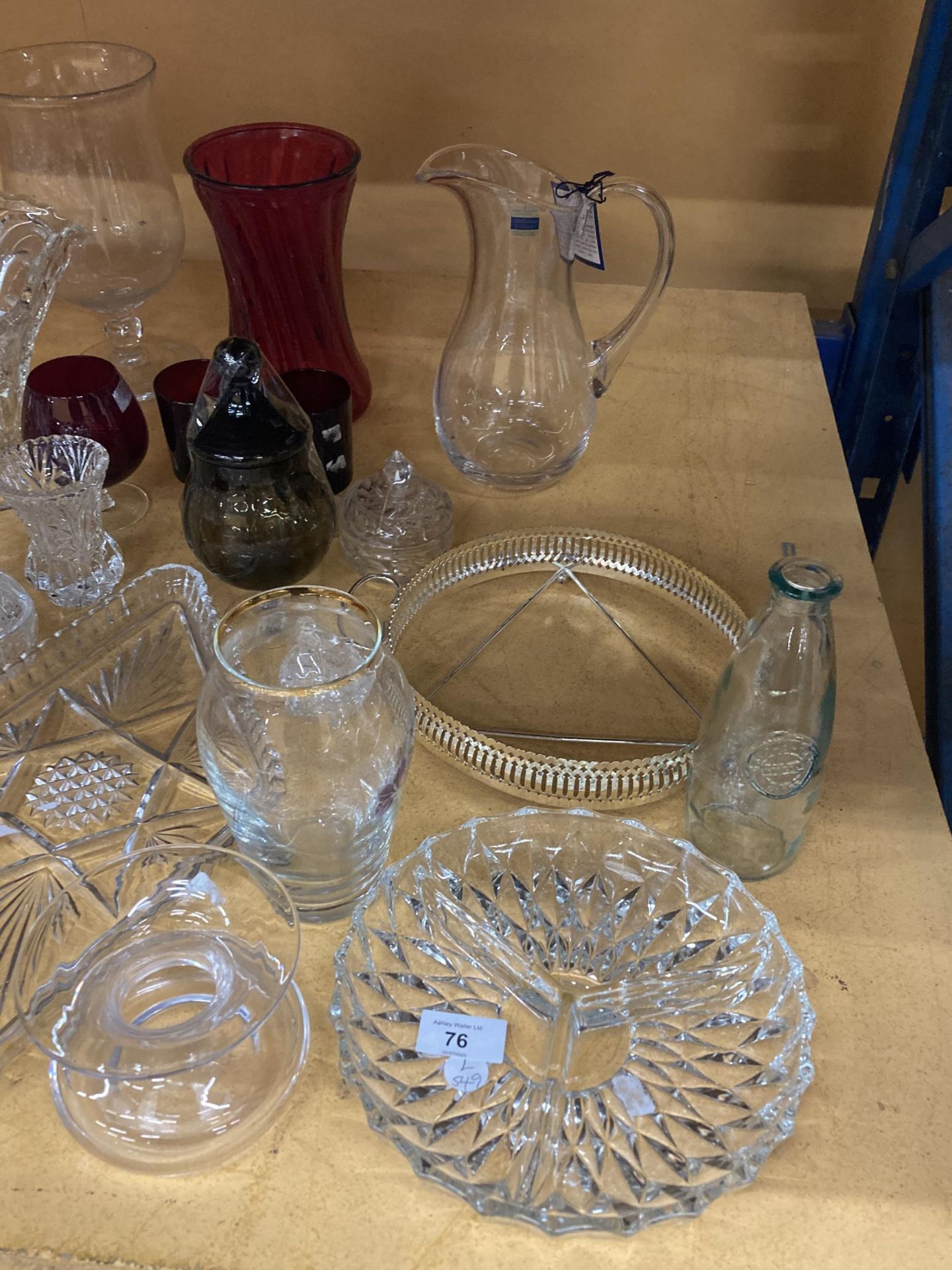 A MIXED COLLECTION OF GLASSWARE, CRANBERRY GLASS ITEMS ETC - Image 4 of 4