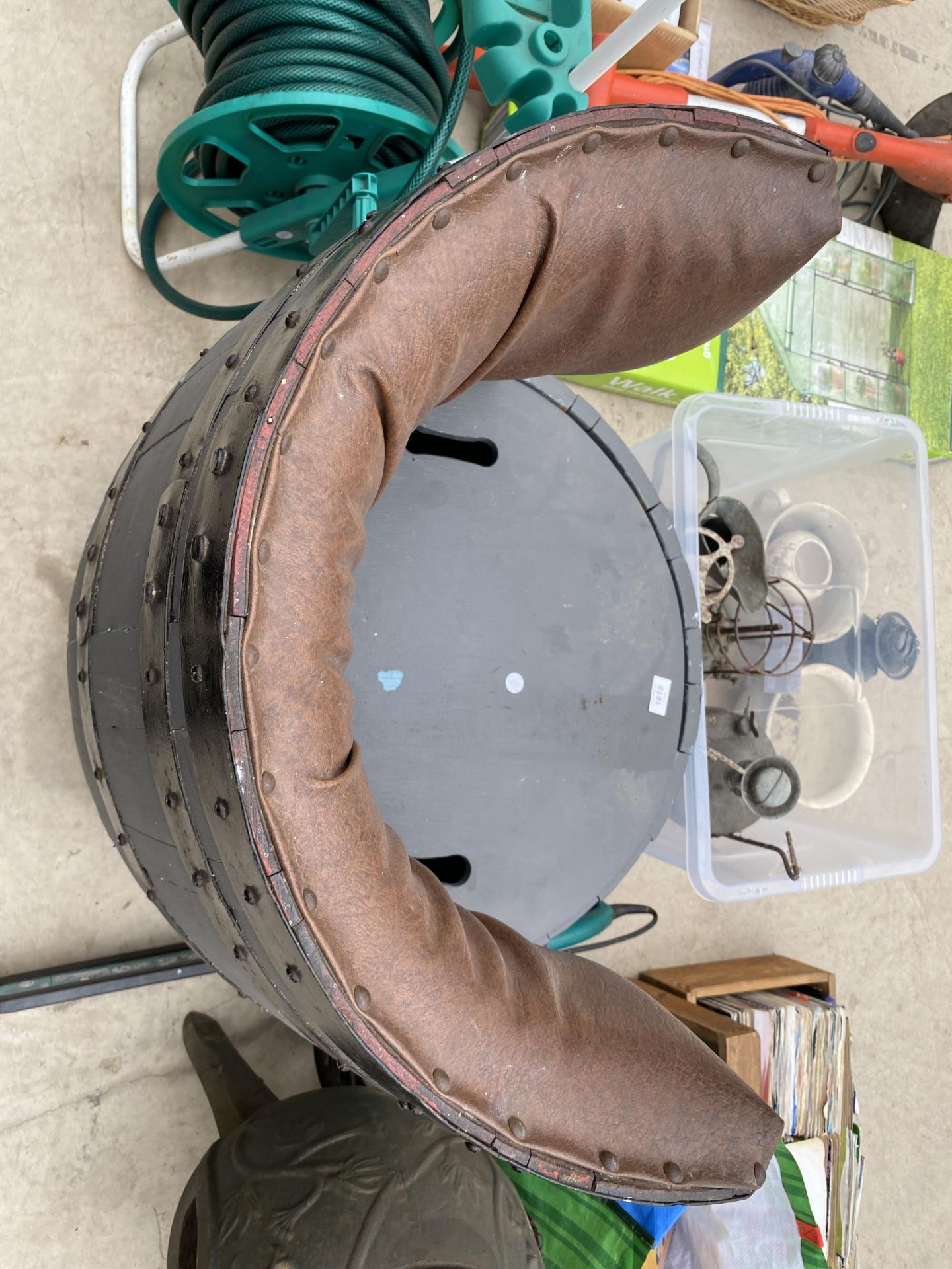 A DECORATIVE OAK BARREL SEAT WITH UNDER SEAT STORAGE - Image 4 of 6