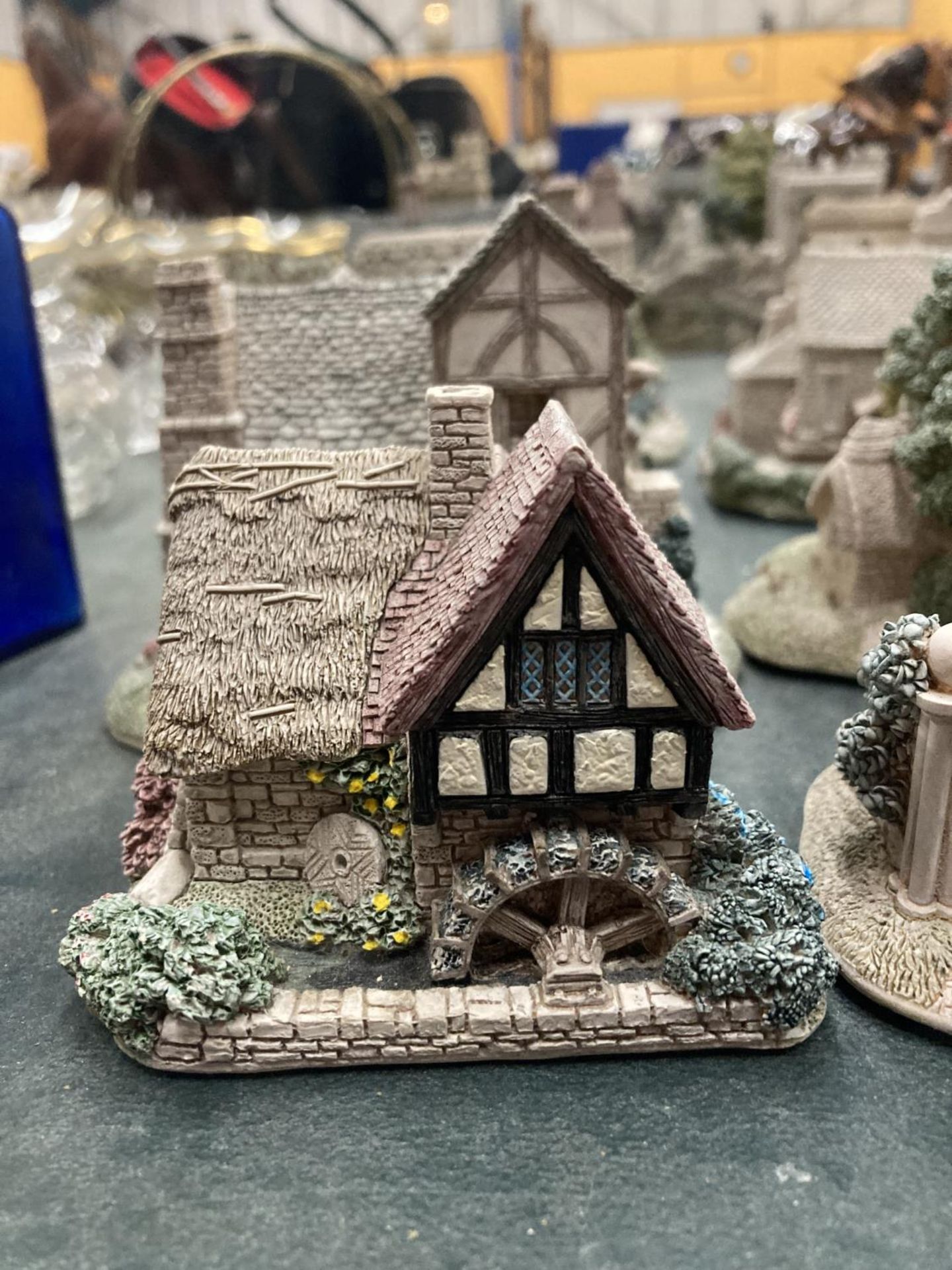 A QUANTITY OF LILLIPUT LANE COTTAGES - 11 IN TOTAL