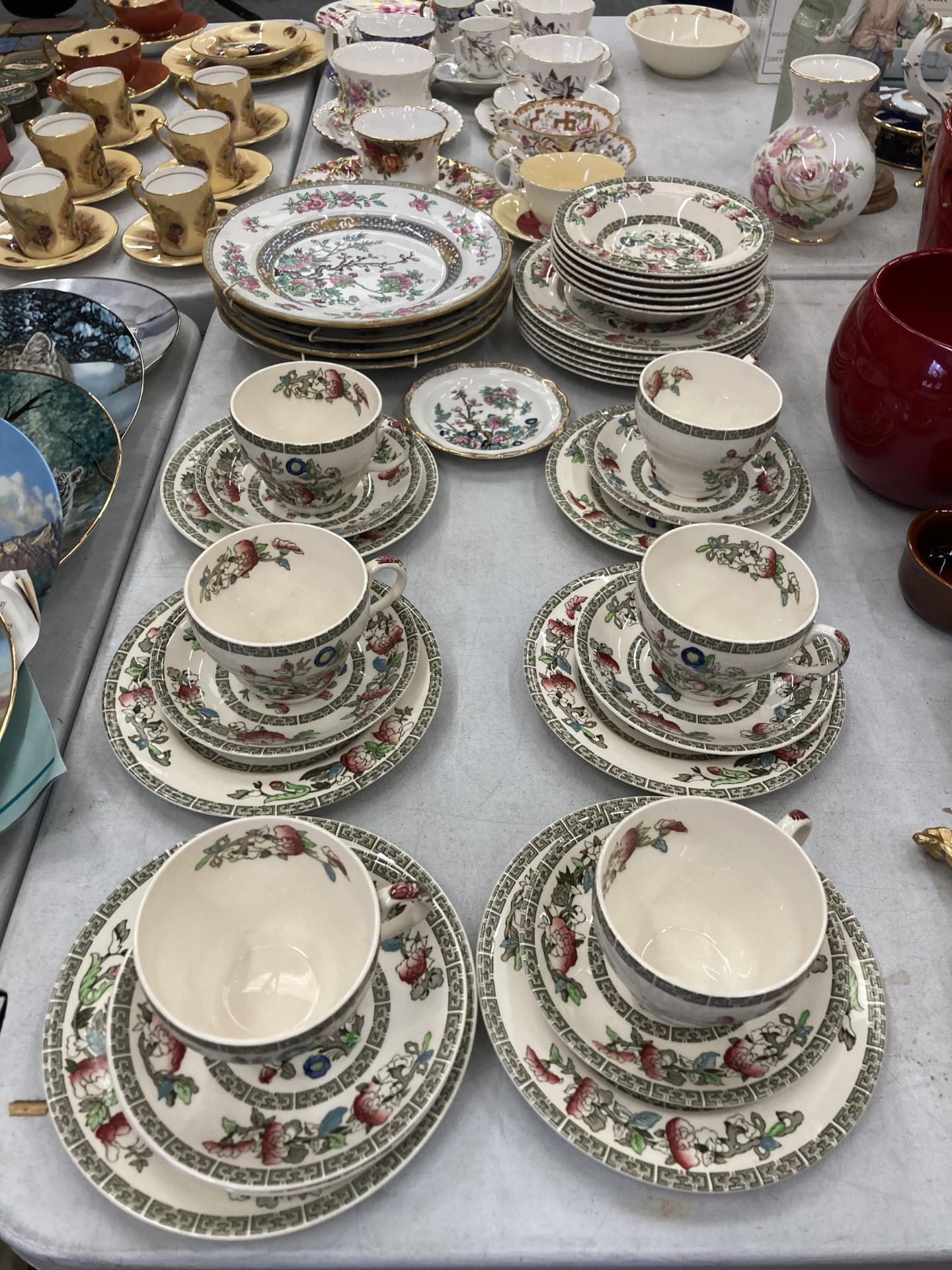 A QUANTITY OF JOHNSON BROS 'INDIAN TREE' PATTERN TEAWARE TO INCLUDE VARIOUS SIZED PLATES, BOWLS,