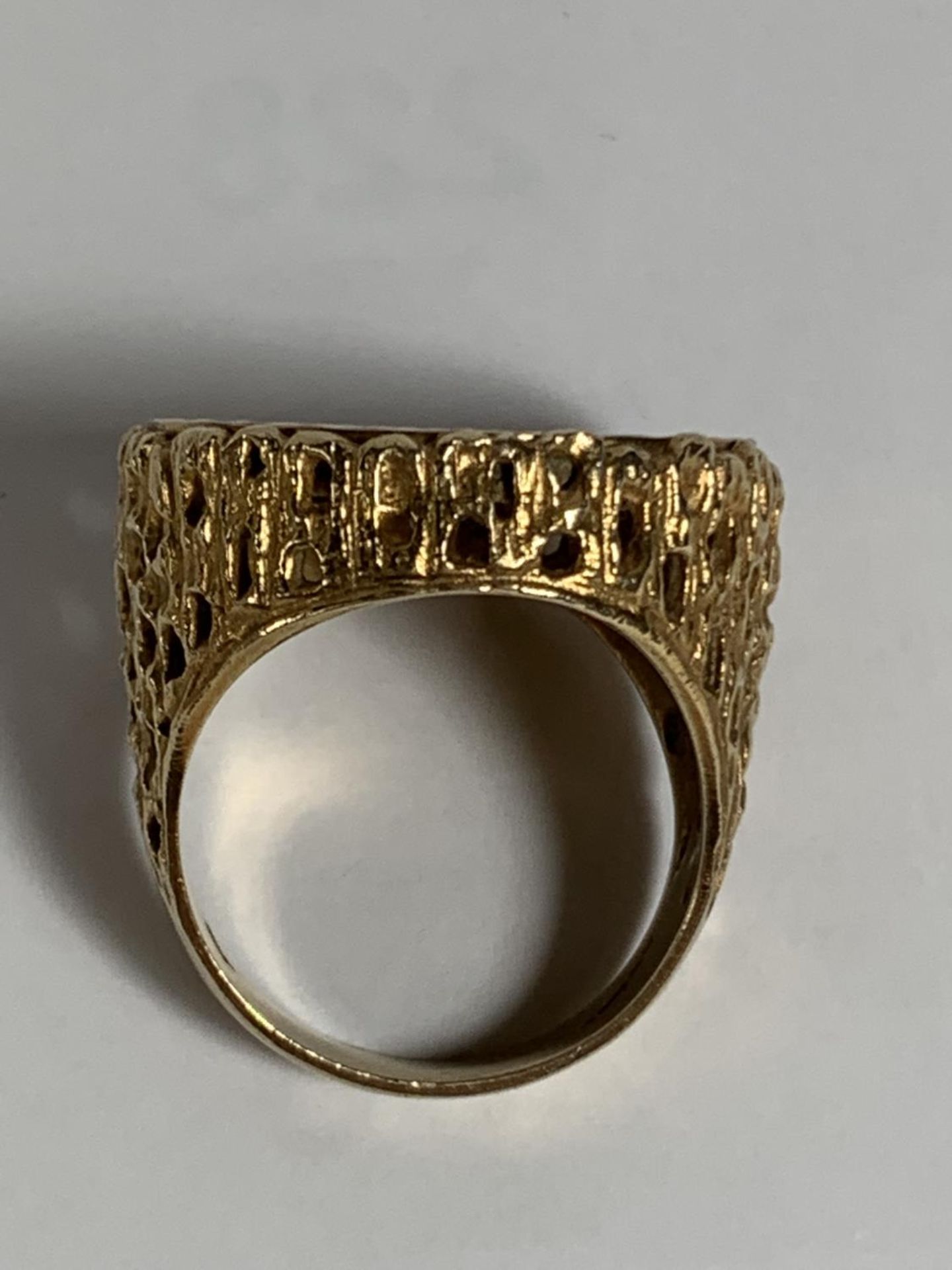A 9 CARAT GOLD RING WITH A GEORGE V 1911 FULL SOVERIEGN GROSS WEIGHT 18.94 GRAMS - Bild 3 aus 3