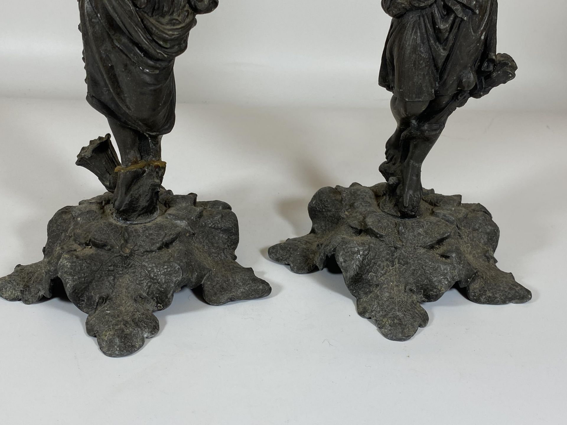 A PAIR OF EARLY 20TH CENTURY SPELTER FIGURAL CANDLESTICKS, HEIGHT 32CM - Image 3 of 5