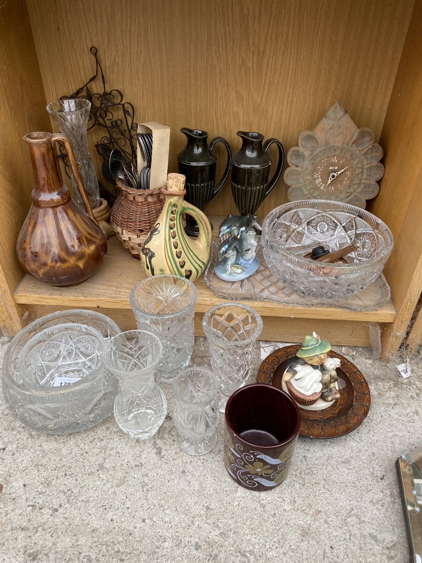 AN ASSORTMENT OF GLASS AND CERAMICS TO INCLUDE BOWLS AND VASES ETC