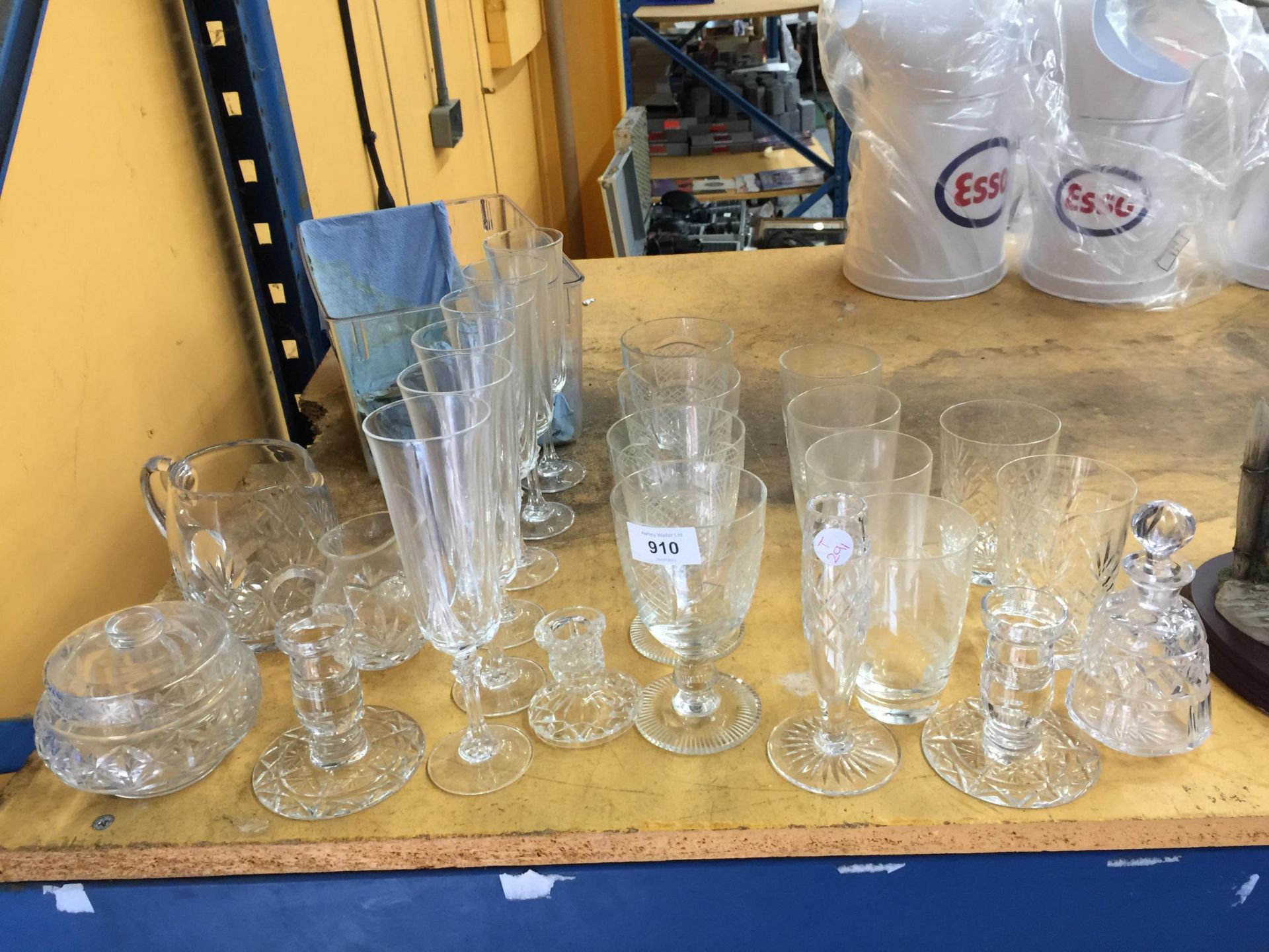 A QUANTITY OF GLASSES TO INCLUDE CHAMPAGNE FLUTES, WINE, TUMBLERS, ETC, PLUS CANDLESTICKS, JUGS,