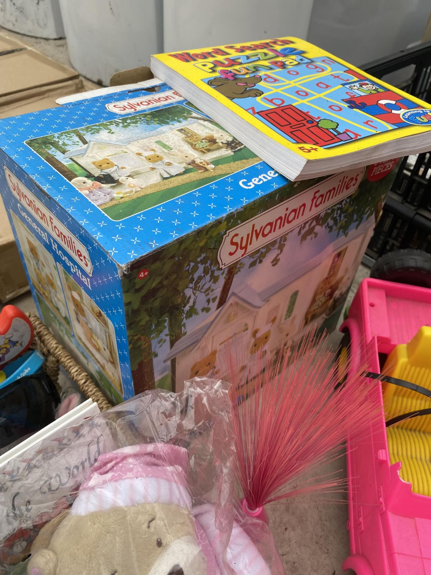 AN ASSORTMENT OF CHILDRENS TOYS TO INCLUDE SYLVANIAN FAMILIES AND A BARBIE VEHICLE ETC - Image 4 of 4