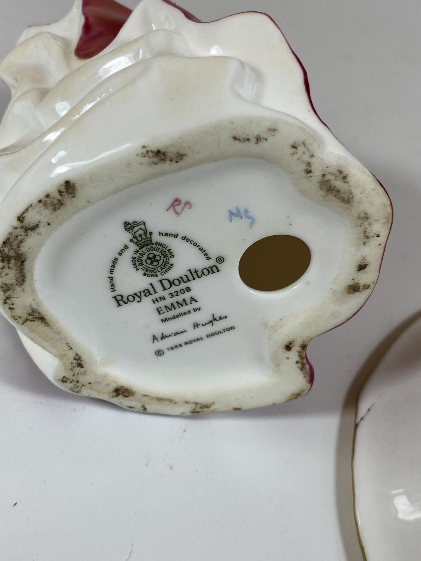 TWO ITEMS - A ROYAL CROWN DERBY IMARI A962 PATTERN DISH AND A ROYAL DOULTON 'EMMA' HN3208 FIGURE - Image 6 of 8