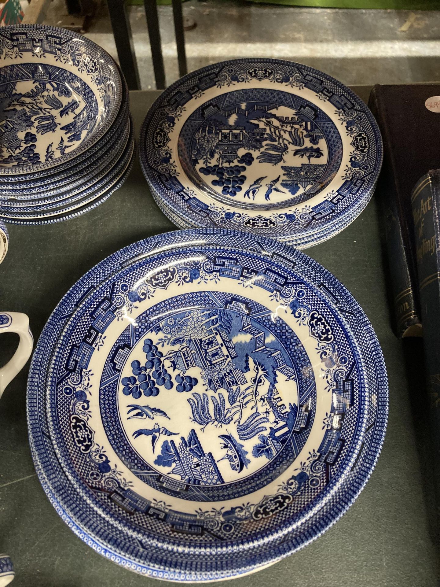 A LARGE LOT OF BLUE AND WHITE CHURCHILL WILLOW PATTERN CHINA ETC - Image 5 of 7